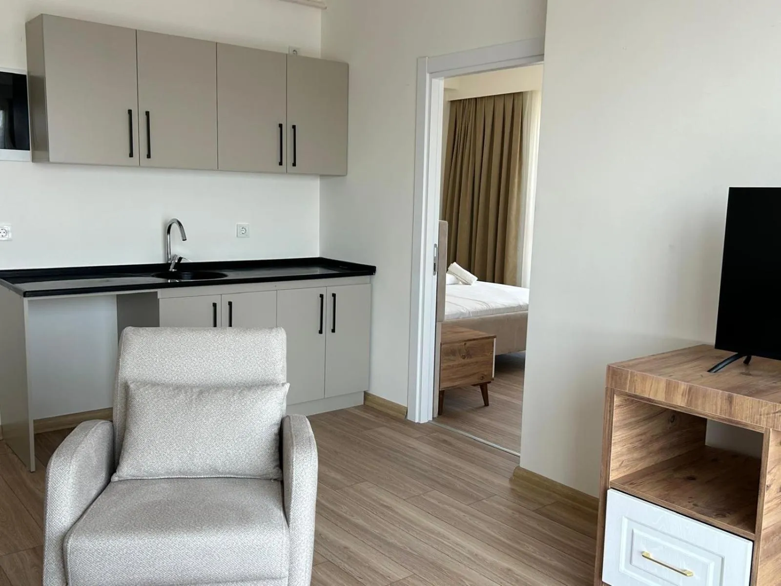 Communal lounge/ TV room, Bed in Petra Port Hotel