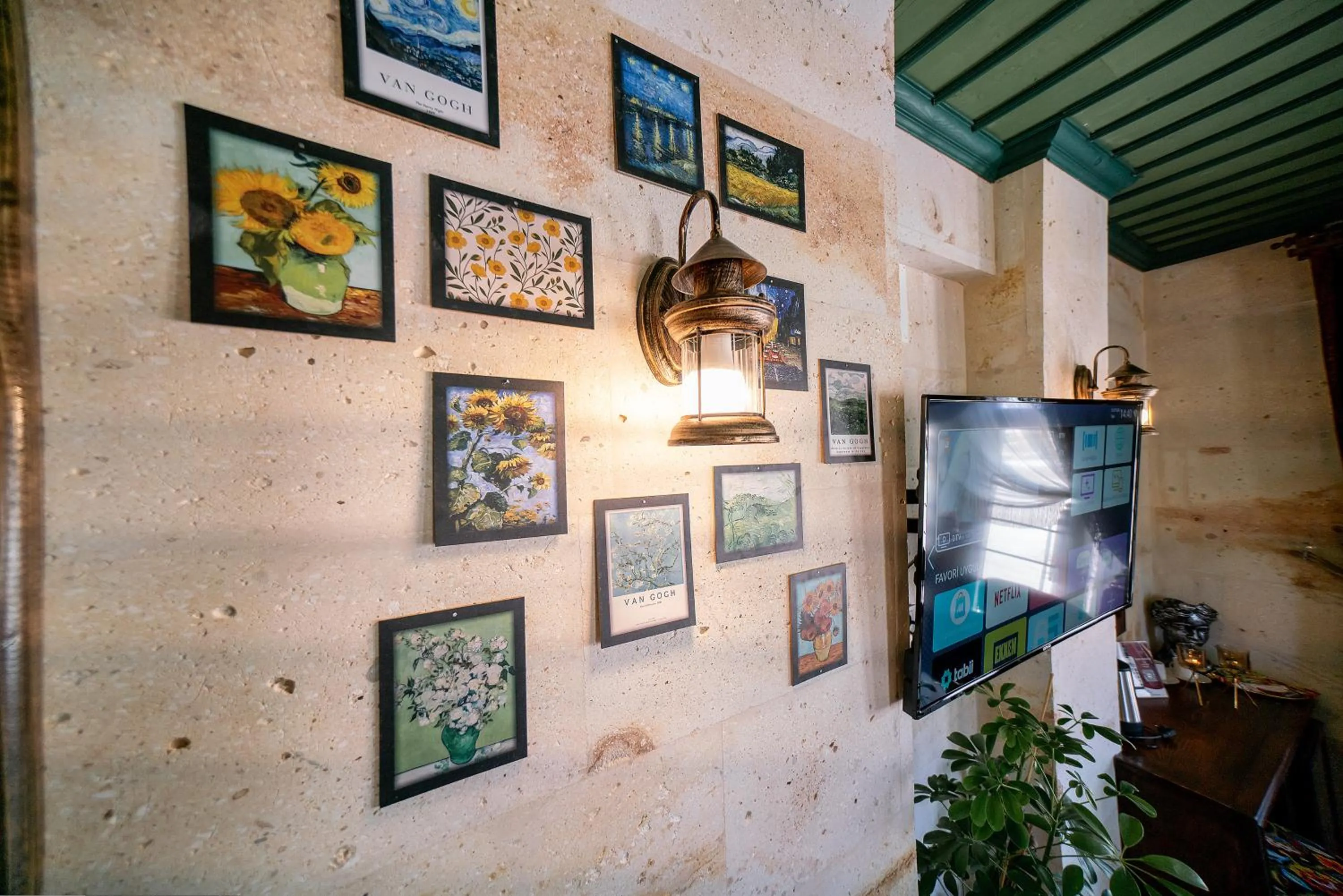 TV and multimedia in Abra Stone House