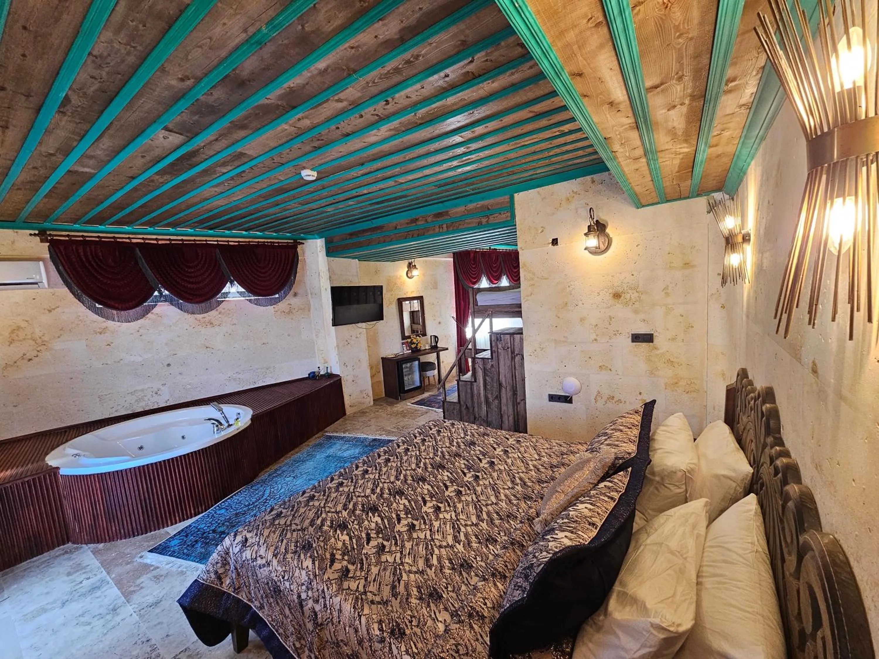 Hot Tub, Bed in Abra Stone House