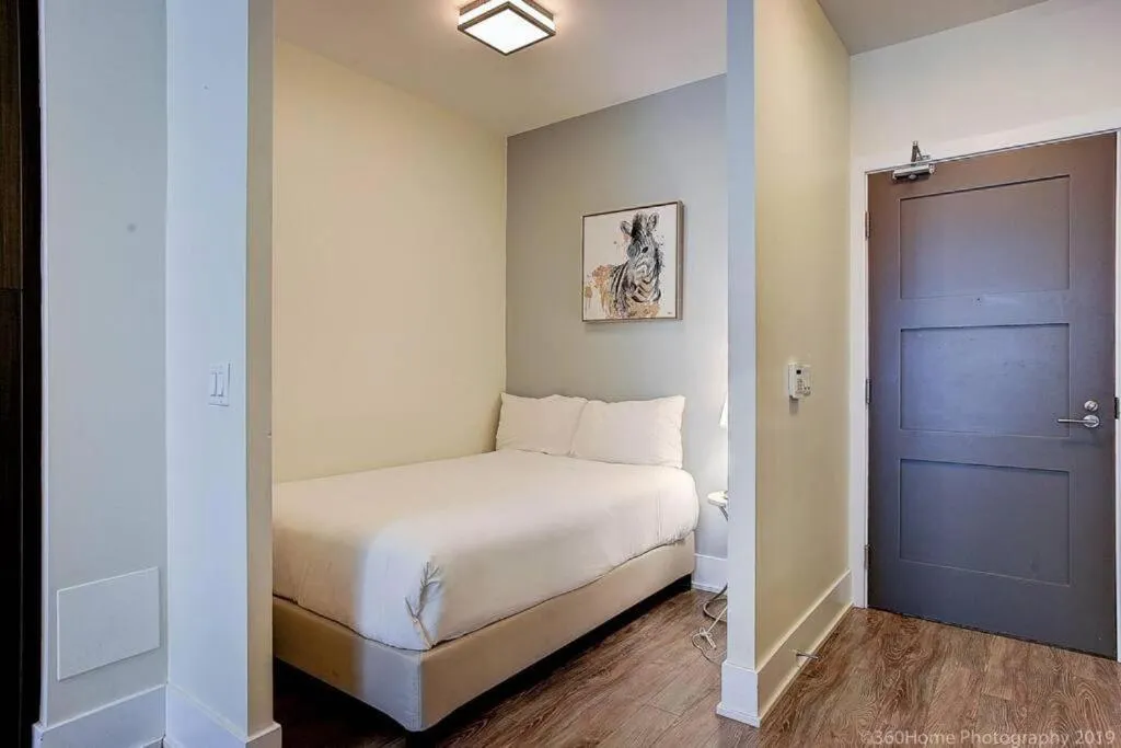 Bed in Skyline Suites - Walk to MTCC, ACC, Rogers Centre & Entertainment District