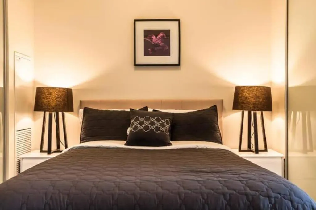 Bed in Skyline Suites - Walk to MTCC, ACC, Rogers Centre & Entertainment District