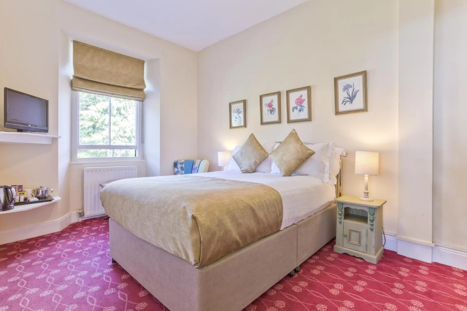 Bedroom, Bed in Burn How Garden Hotel - Bowness on Windermere