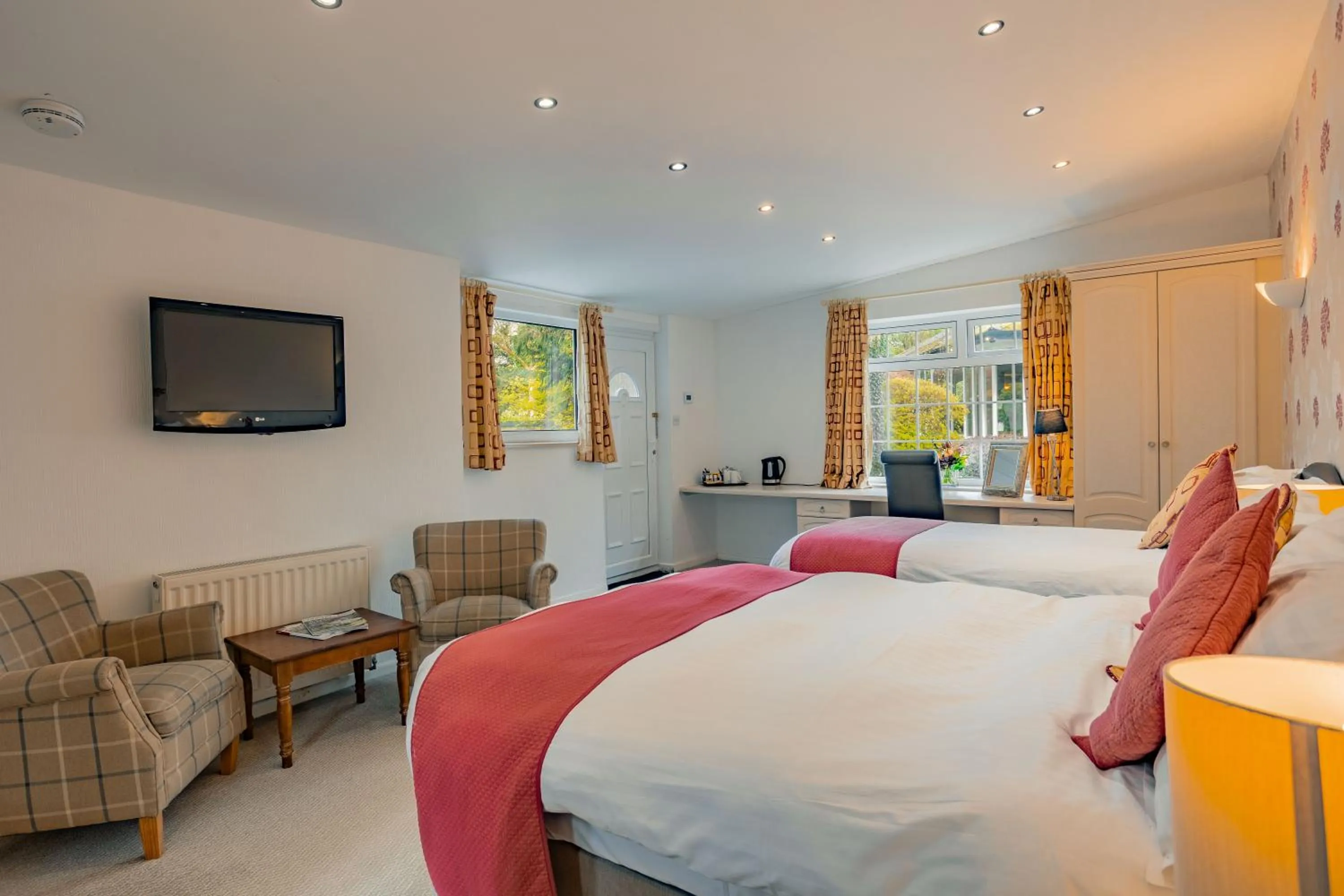 Bathroom, Bed in Burn How Garden Hotel - Bowness on Windermere