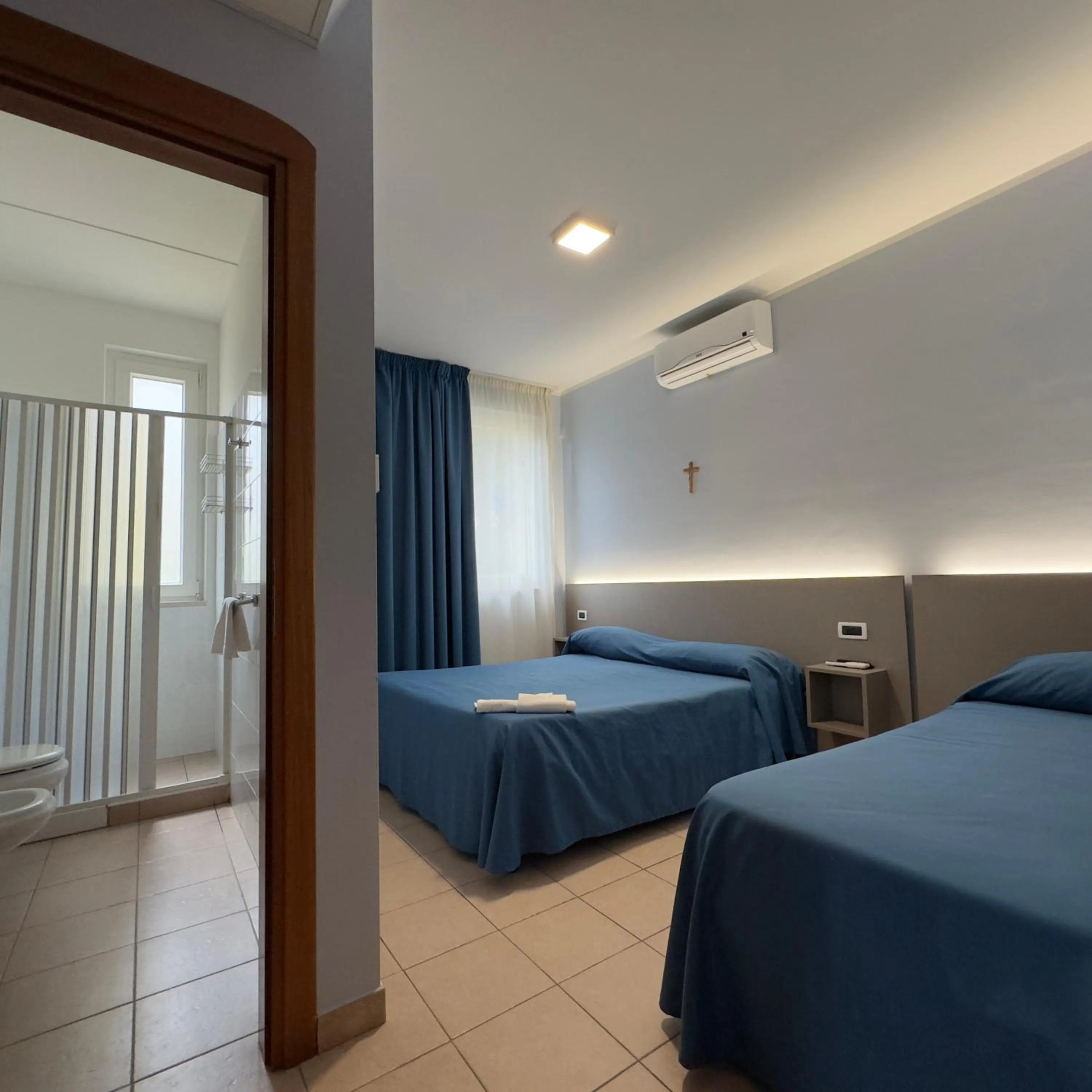 towels, Bed in Hotel Immagine