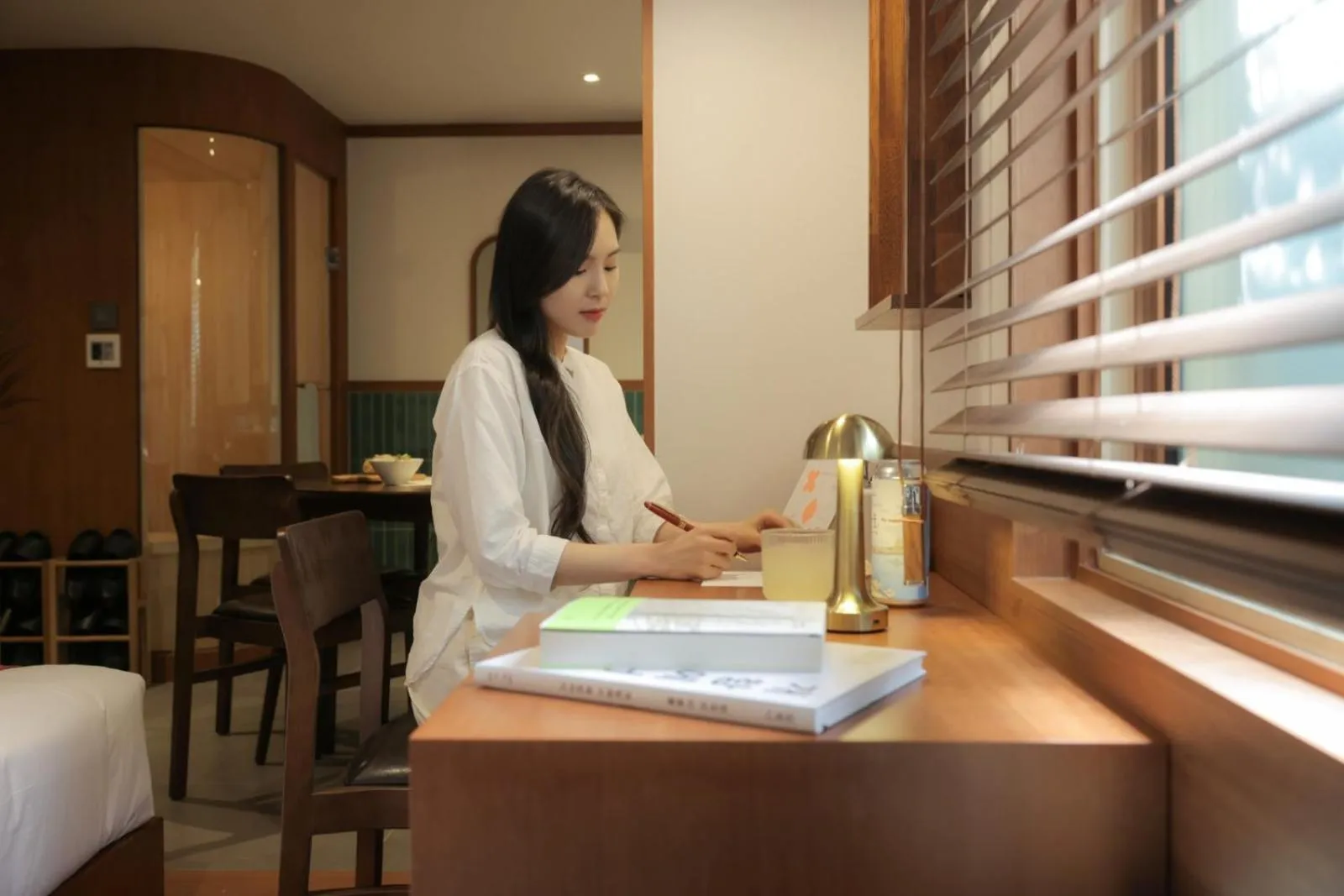 Seating area in Surim Hotel Sokcho by AanK
