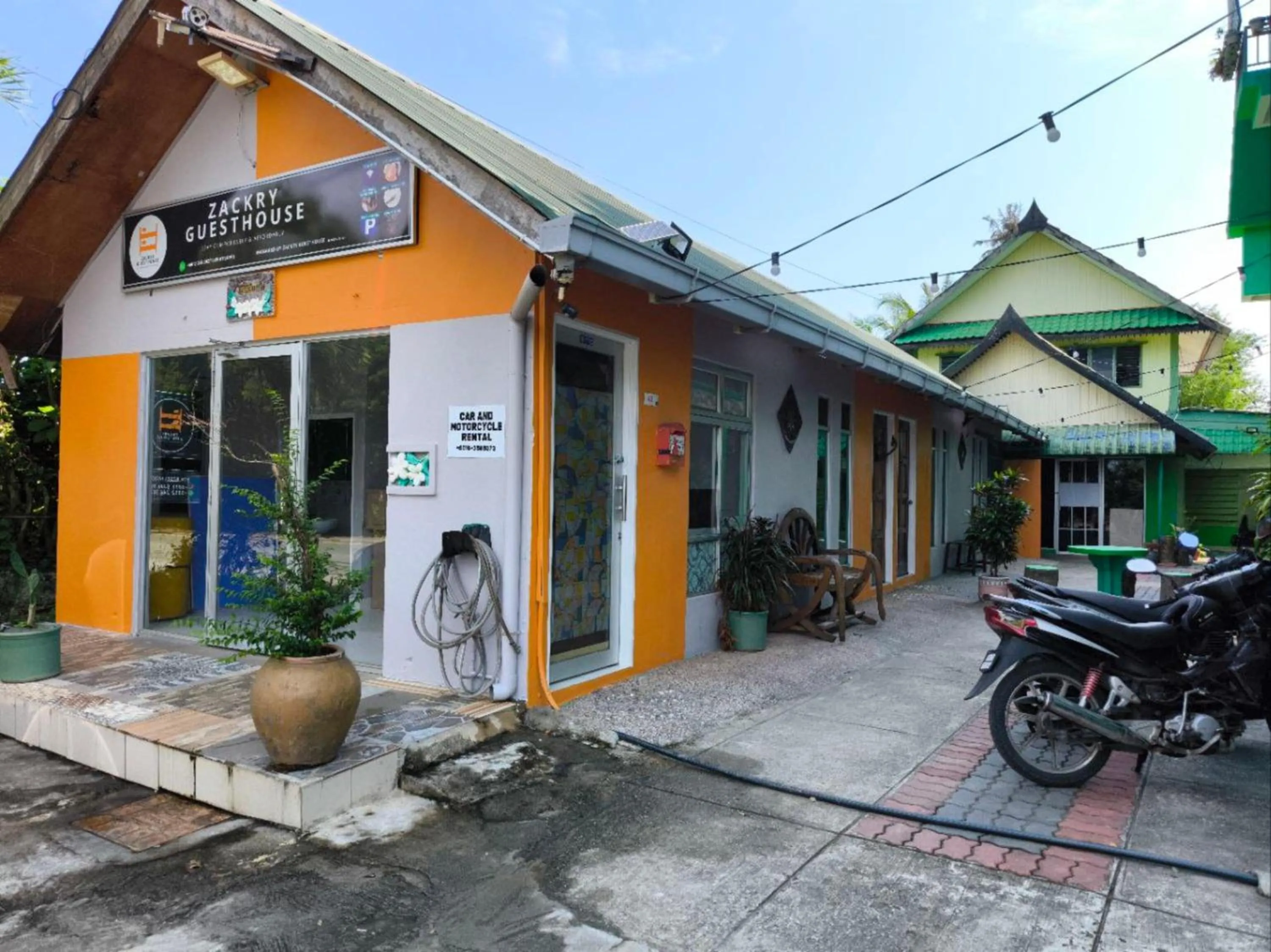 Facade/entrance in OYO 91012 Cenang Motel