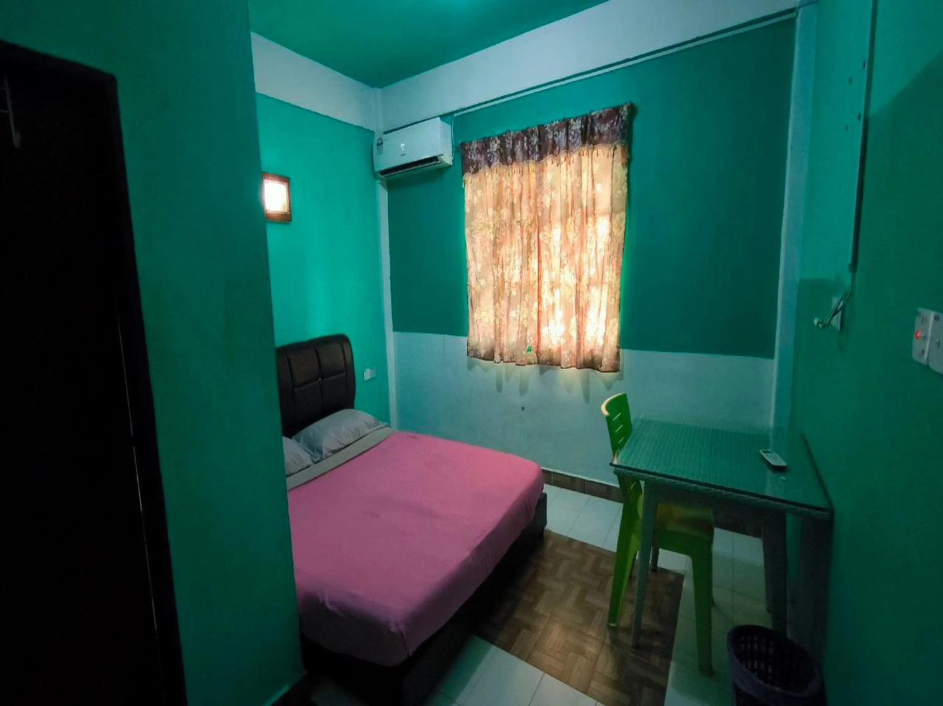 Bedroom in OYO 91012 Cenang Motel