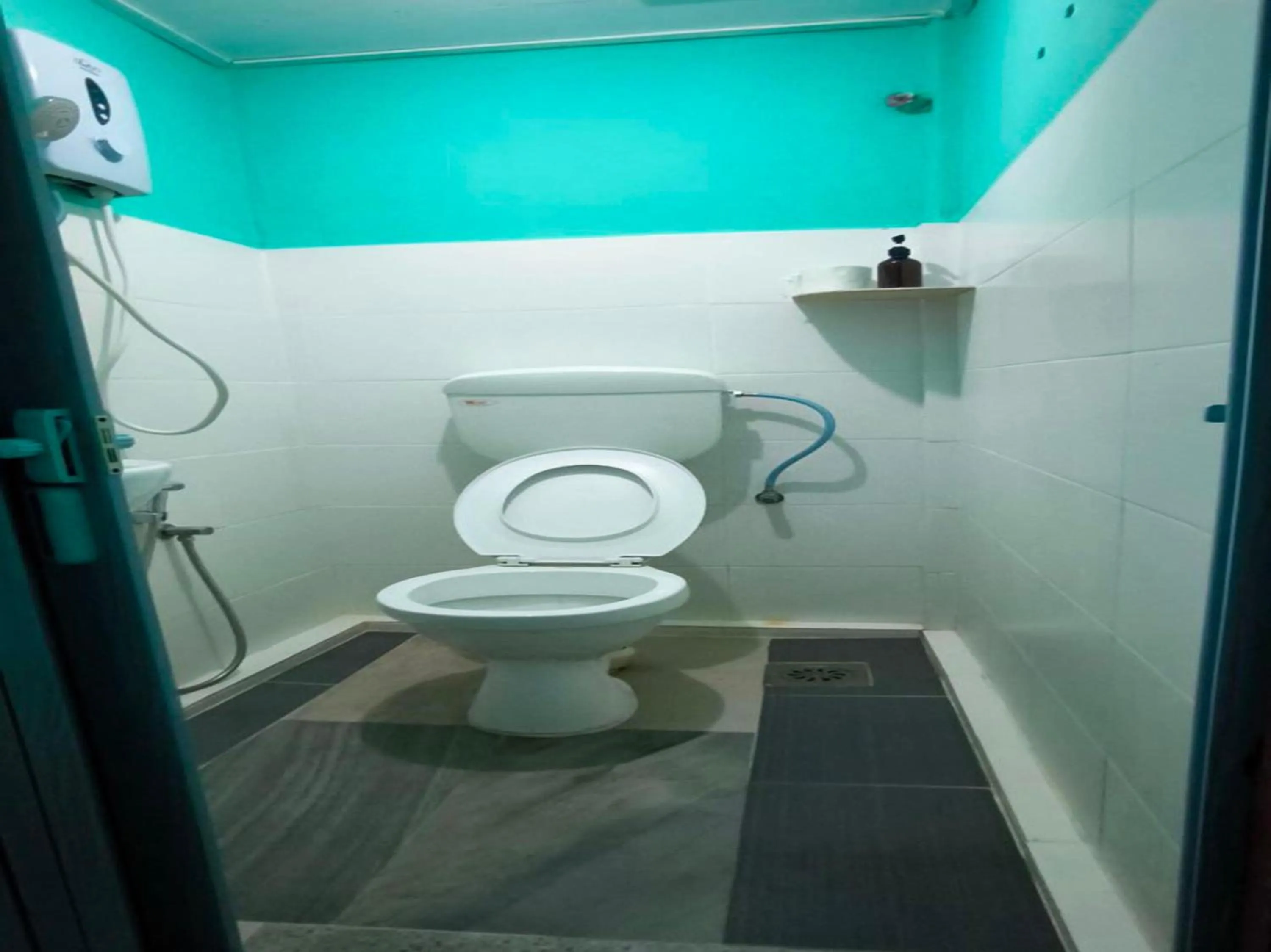 Bathroom in OYO 91012 Cenang Motel