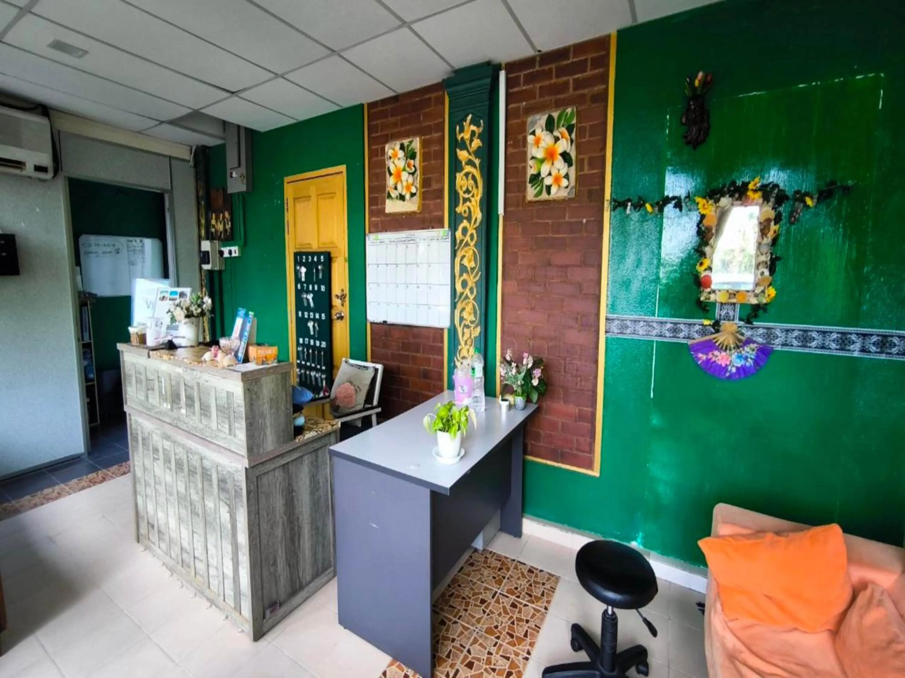 Lobby or reception in OYO 91012 Cenang Motel