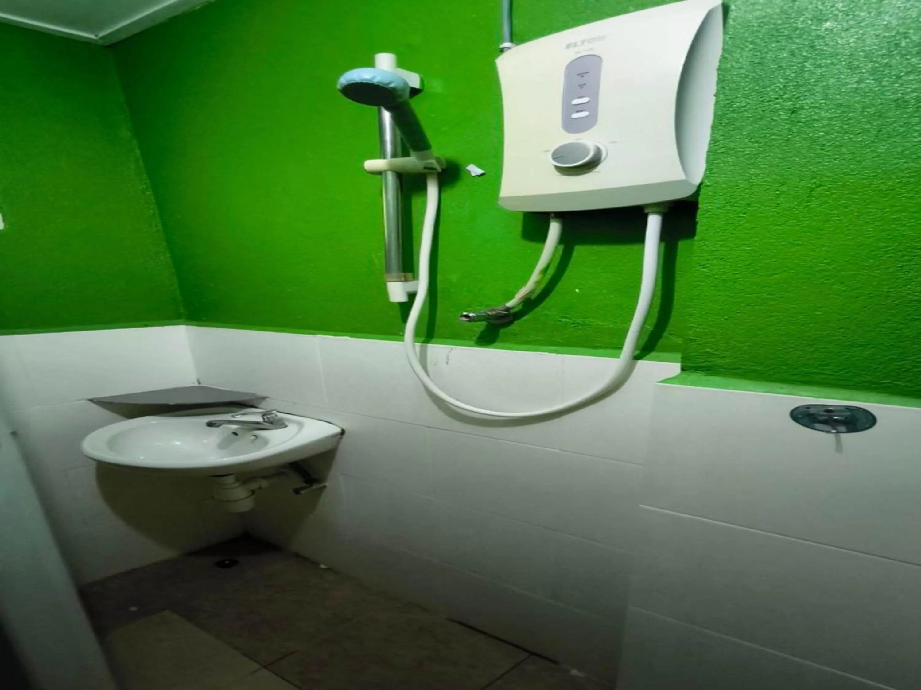 Bathroom in OYO 91012 Cenang Motel