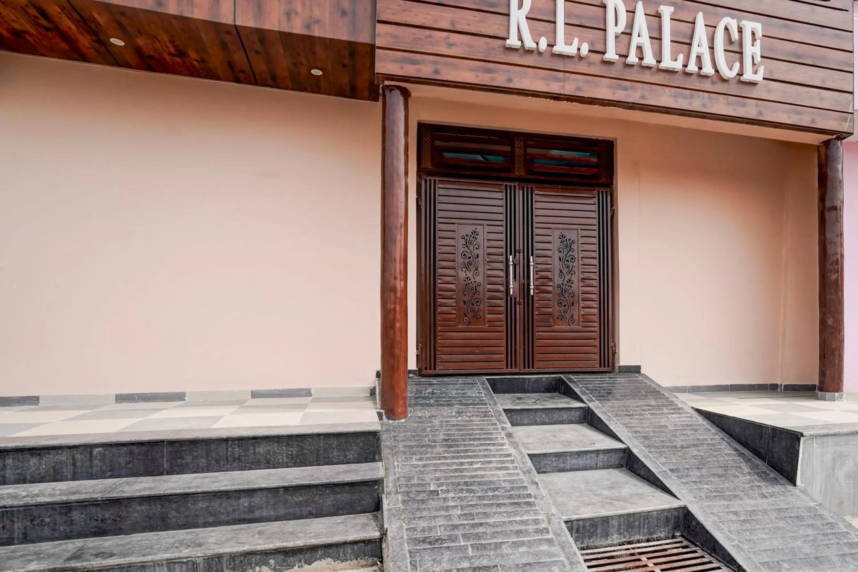 Facade/entrance in Hotel O by OYO R L PALACE