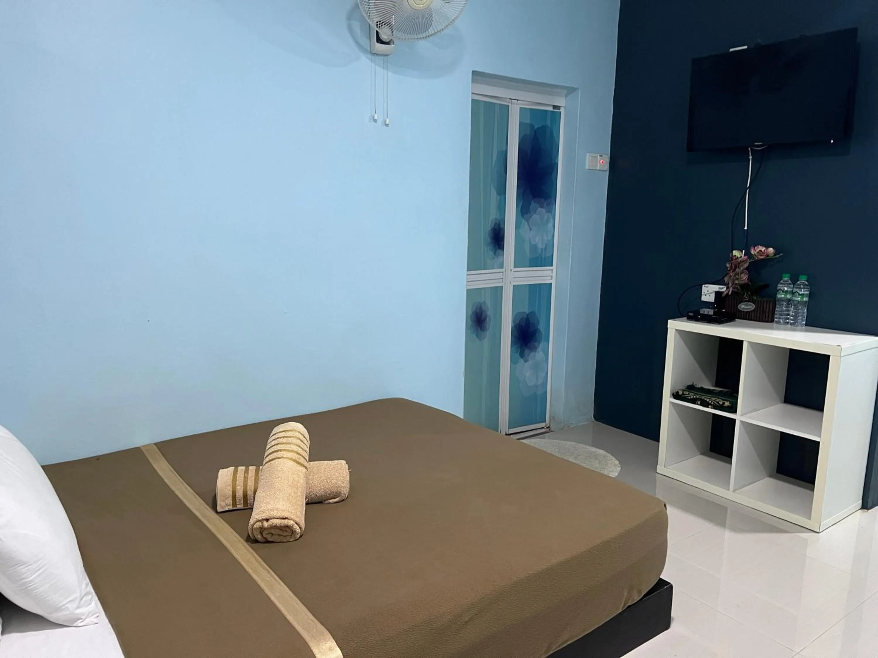 Bedroom, Bed in Capital O 91017 Tuba Beach Resort @ Pulau Tuba