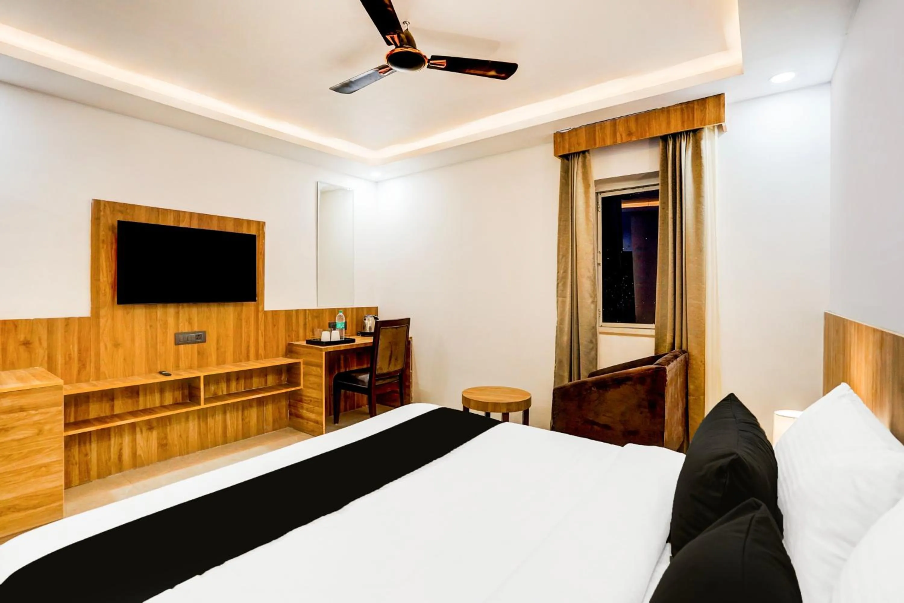 Bedroom, Bed in Townhouse GRAND ADDRESS HOTEL AND BANQUET