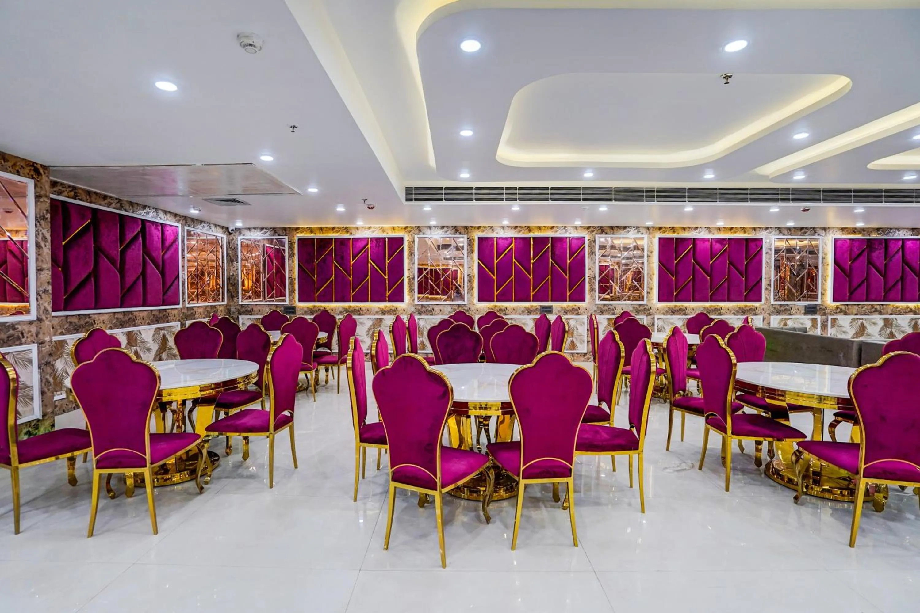 Restaurant/places to eat in Townhouse GRAND ADDRESS HOTEL AND BANQUET