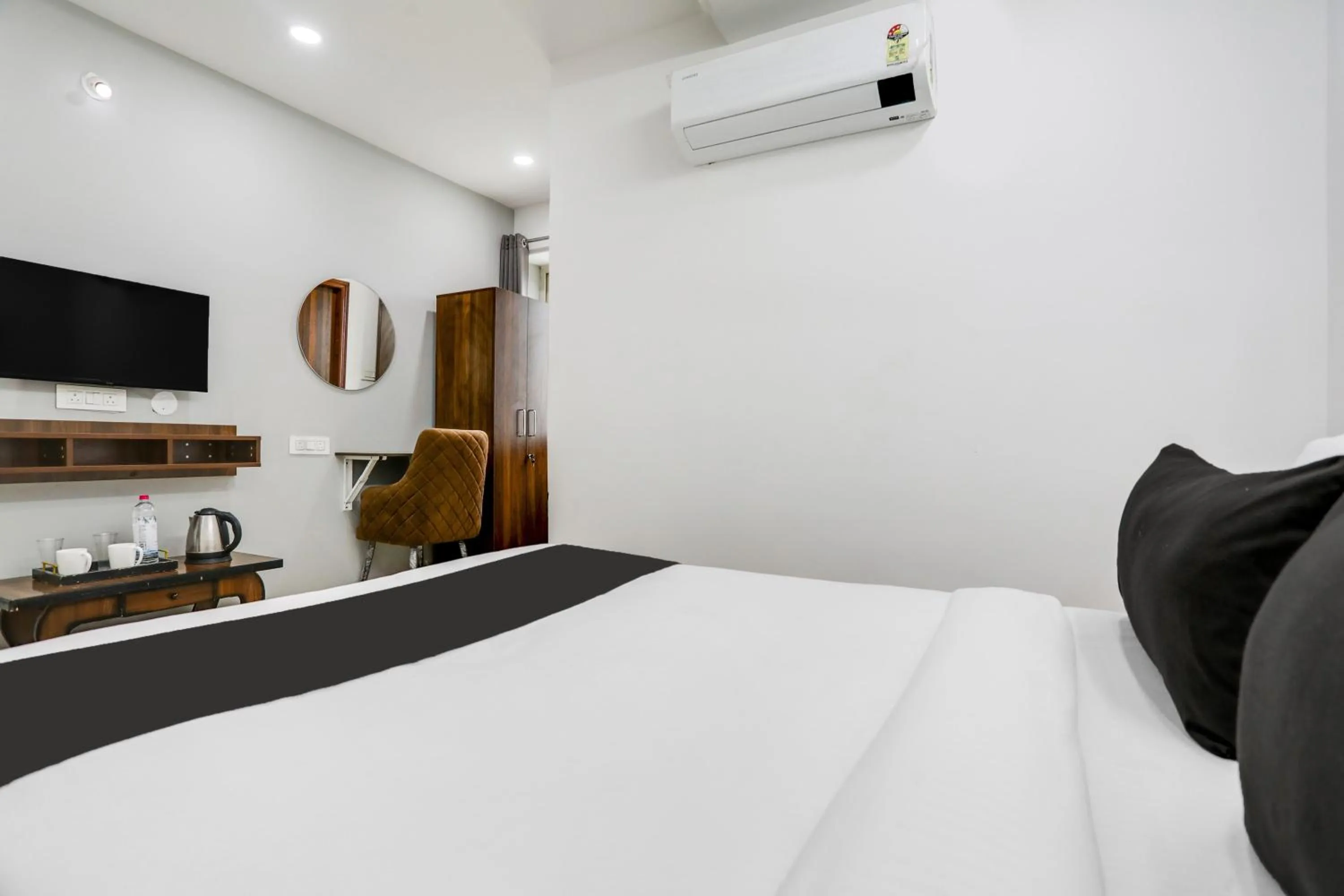 Bedroom, Bed in Super Collection O De Alphabet Hotel