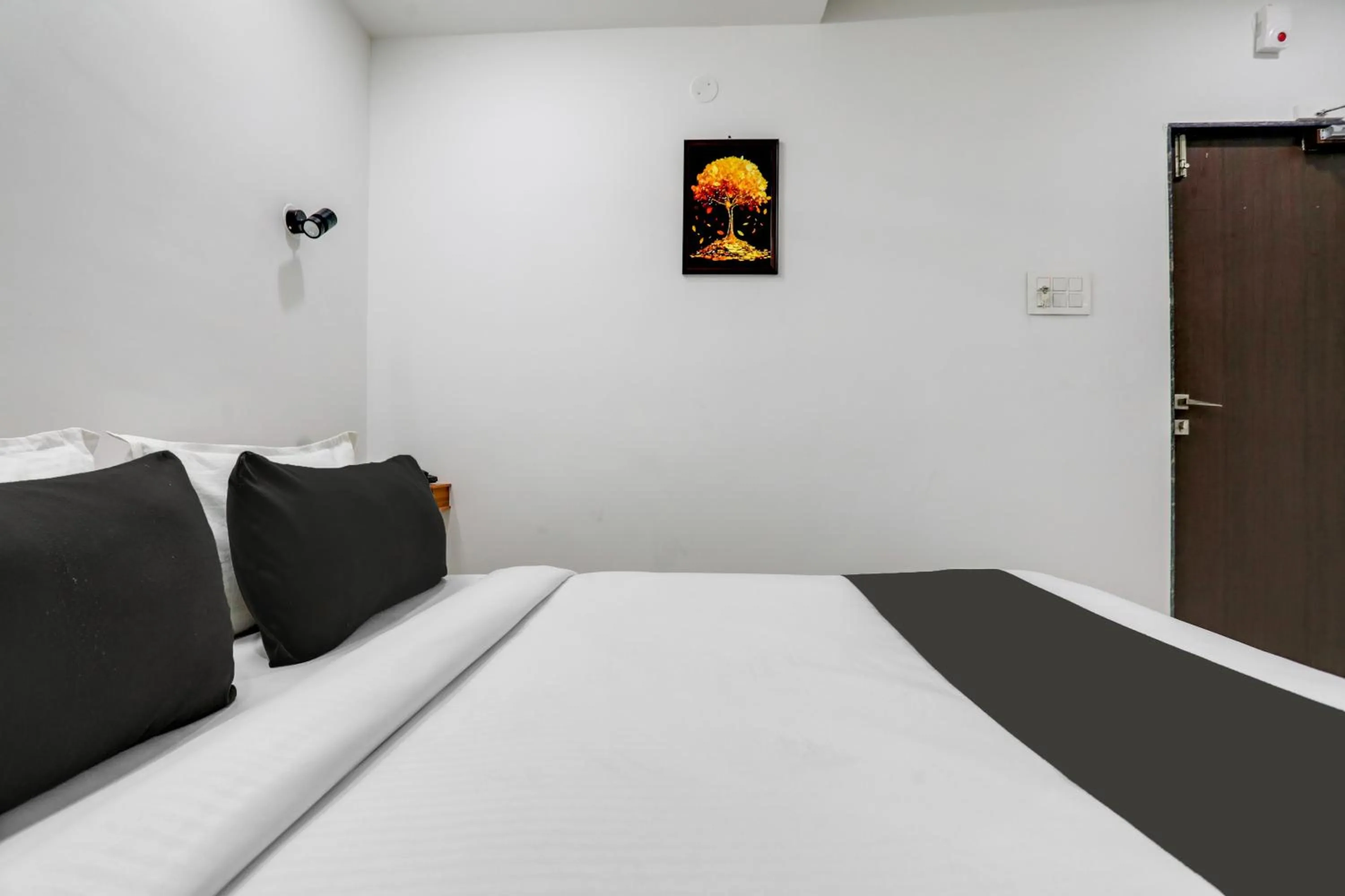 Bedroom, Bed in Super Collection O De Alphabet Hotel