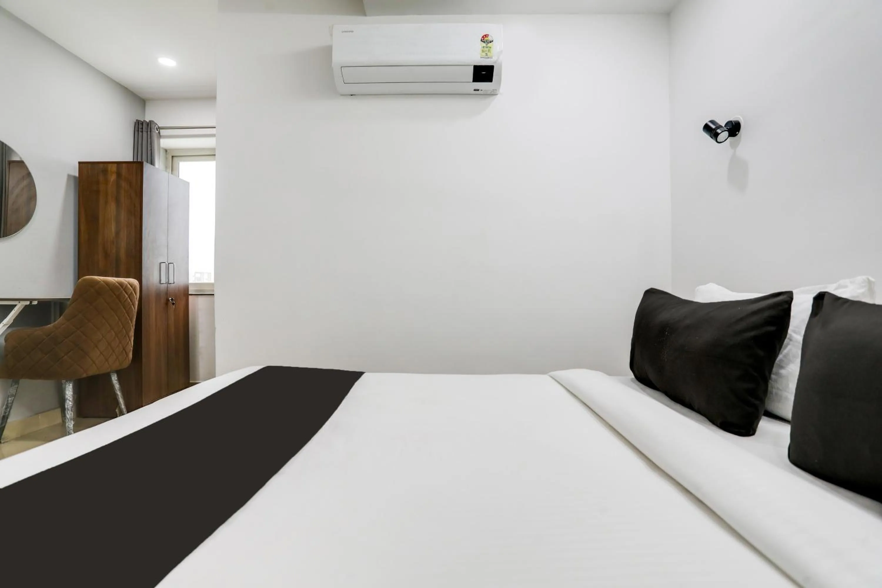 Bedroom, Bed in Super Collection O De Alphabet Hotel