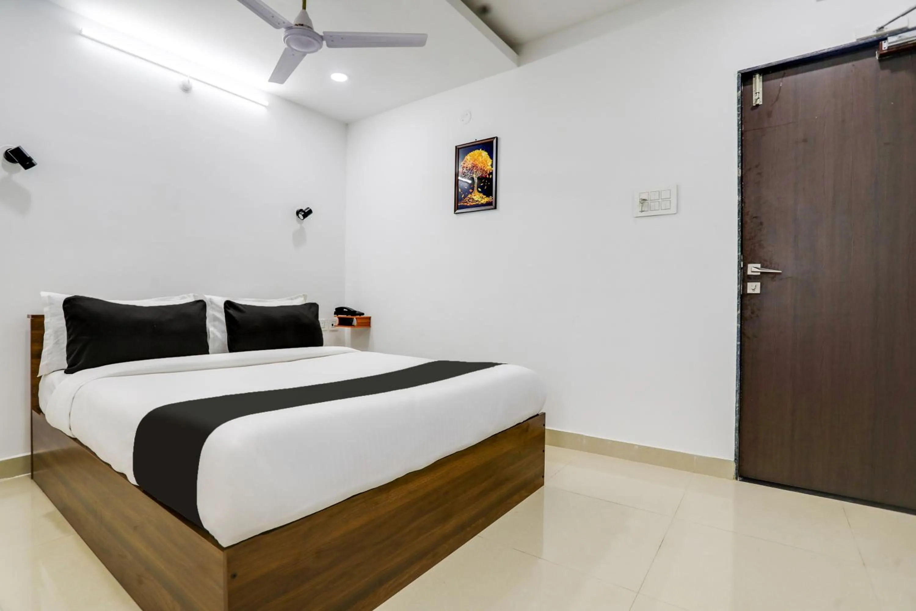 Bedroom, Bed in Super Collection O De Alphabet Hotel