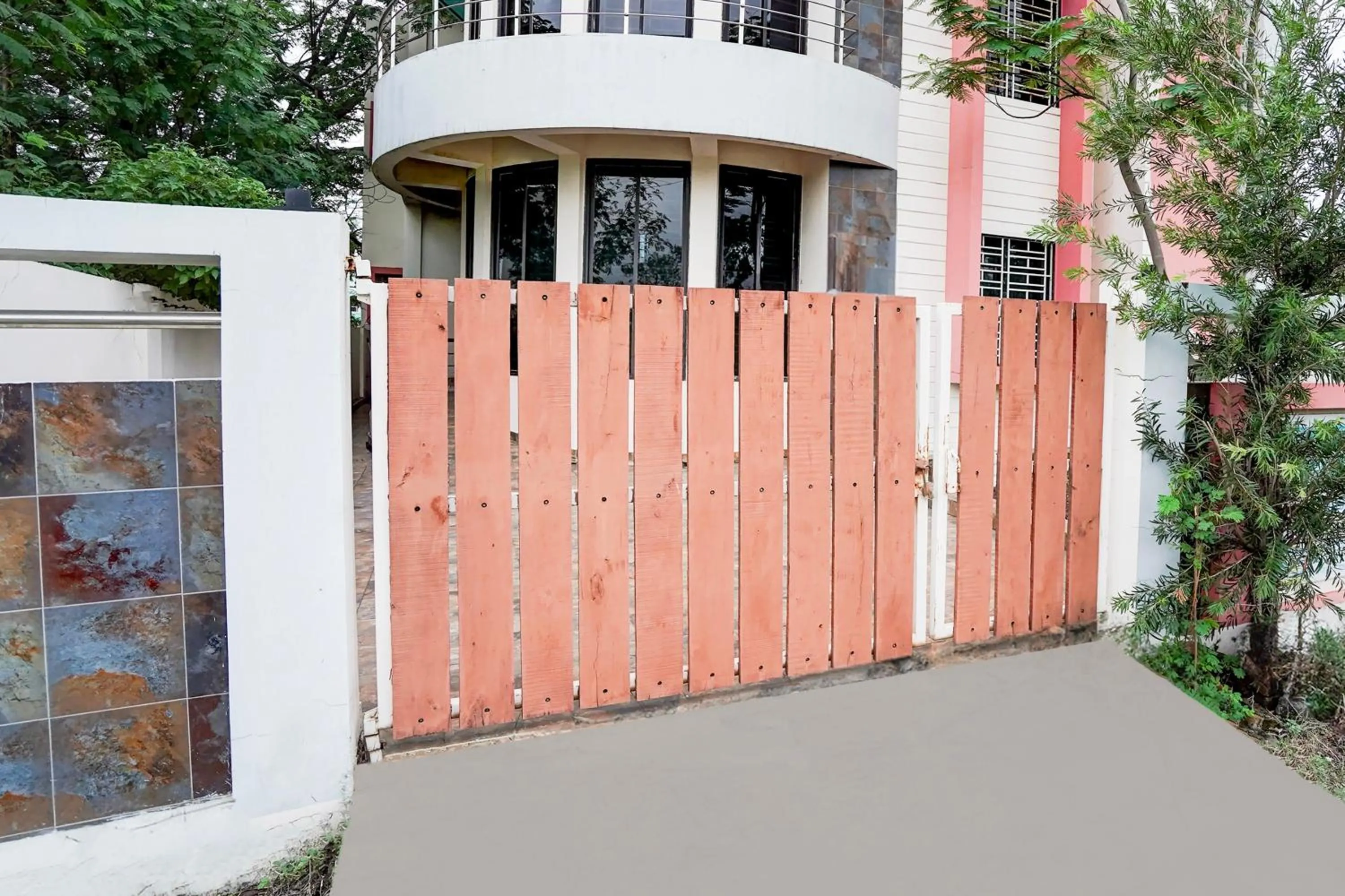 Facade/entrance in Hotel O Oyasis.in