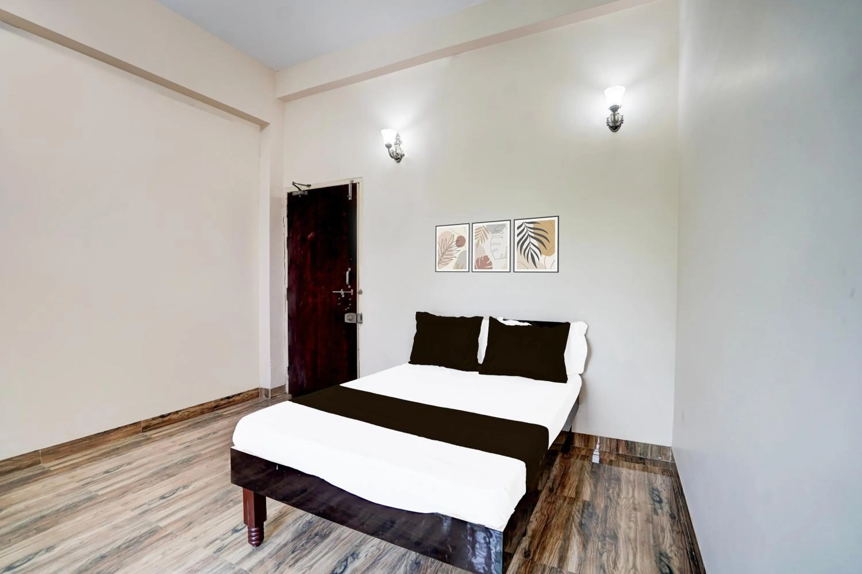 Bedroom, Bed in Hotel O Oyasis.in