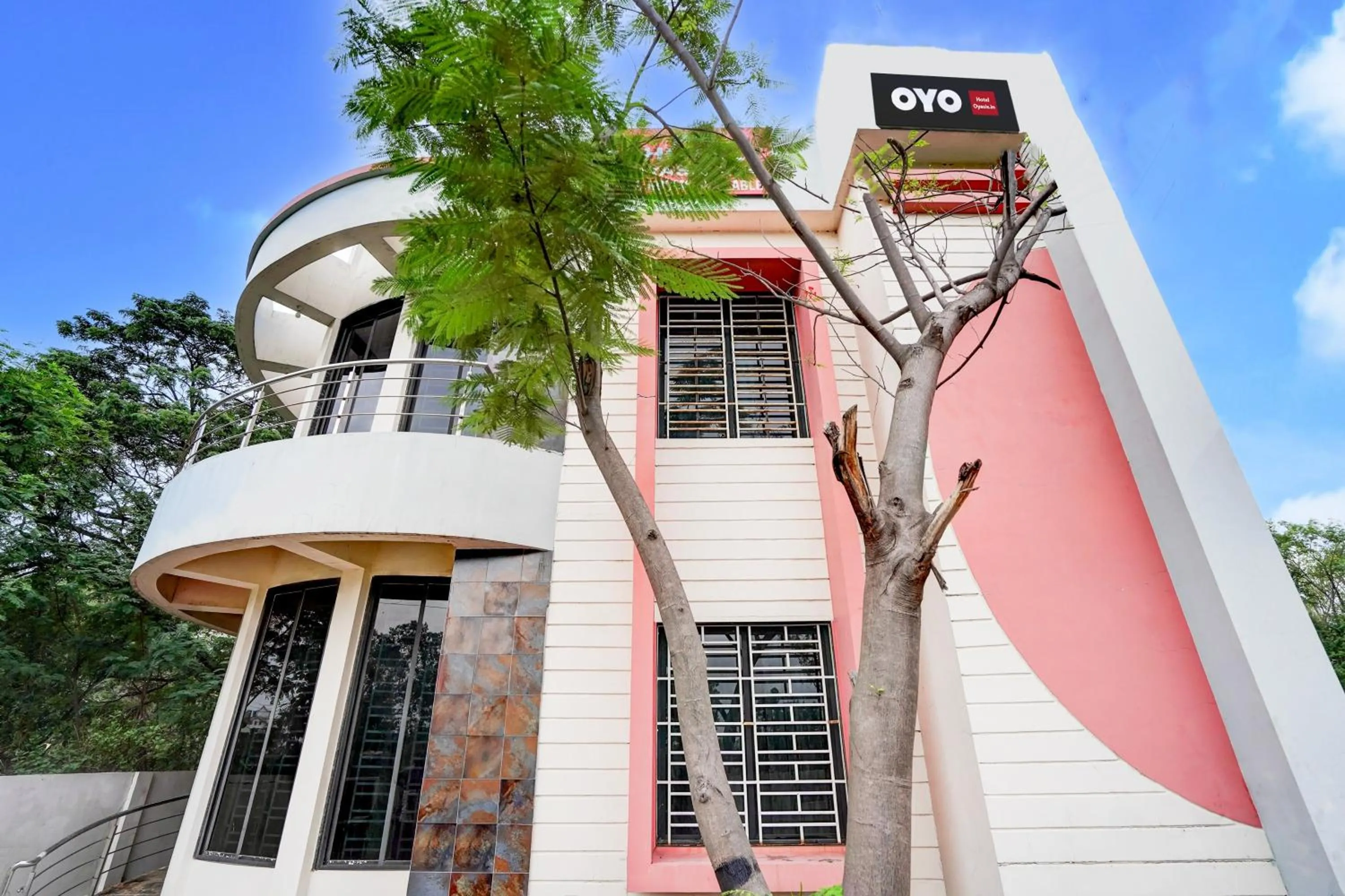 Facade/entrance in Hotel O Oyasis.in