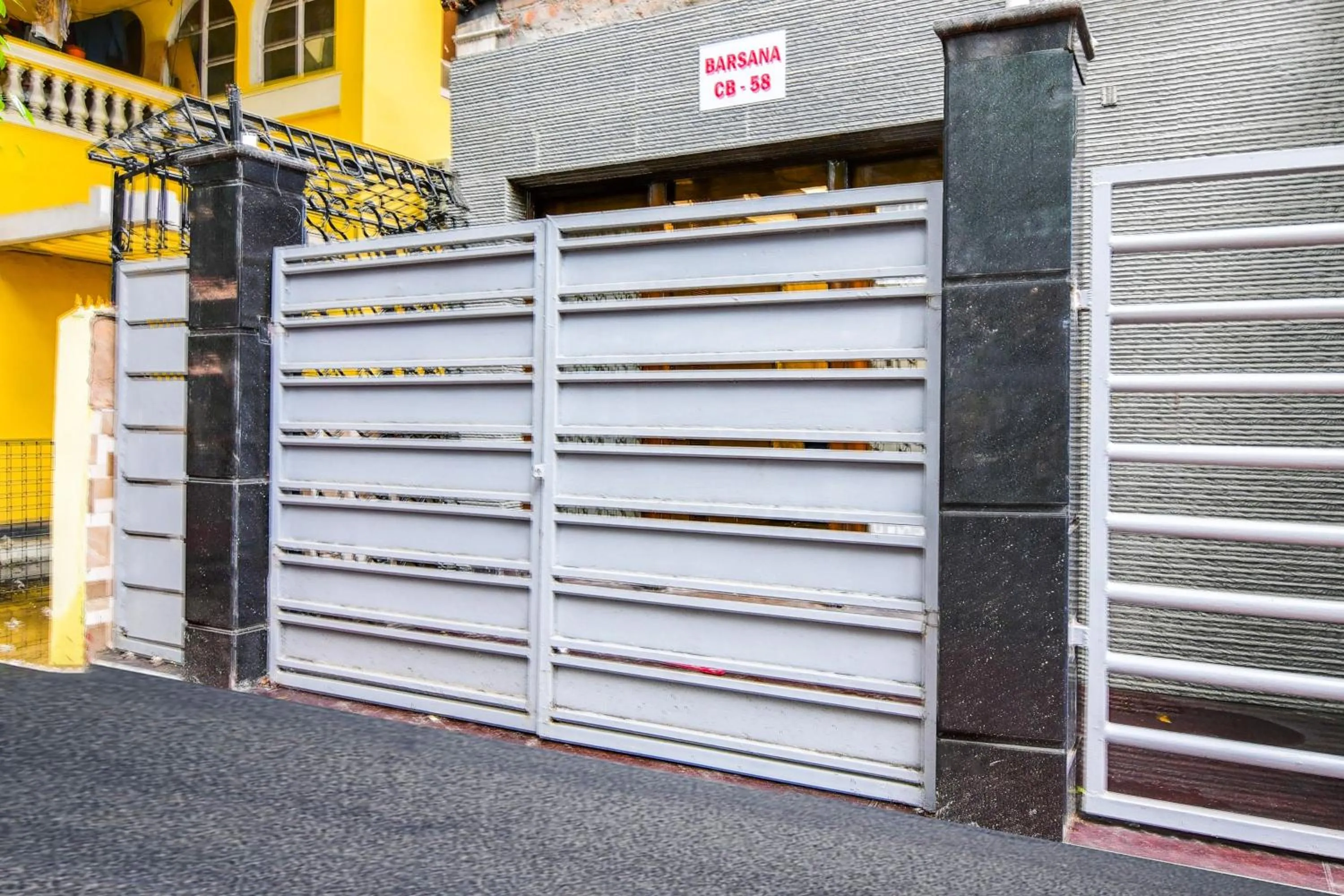 Facade/entrance in Hotel O Barsana