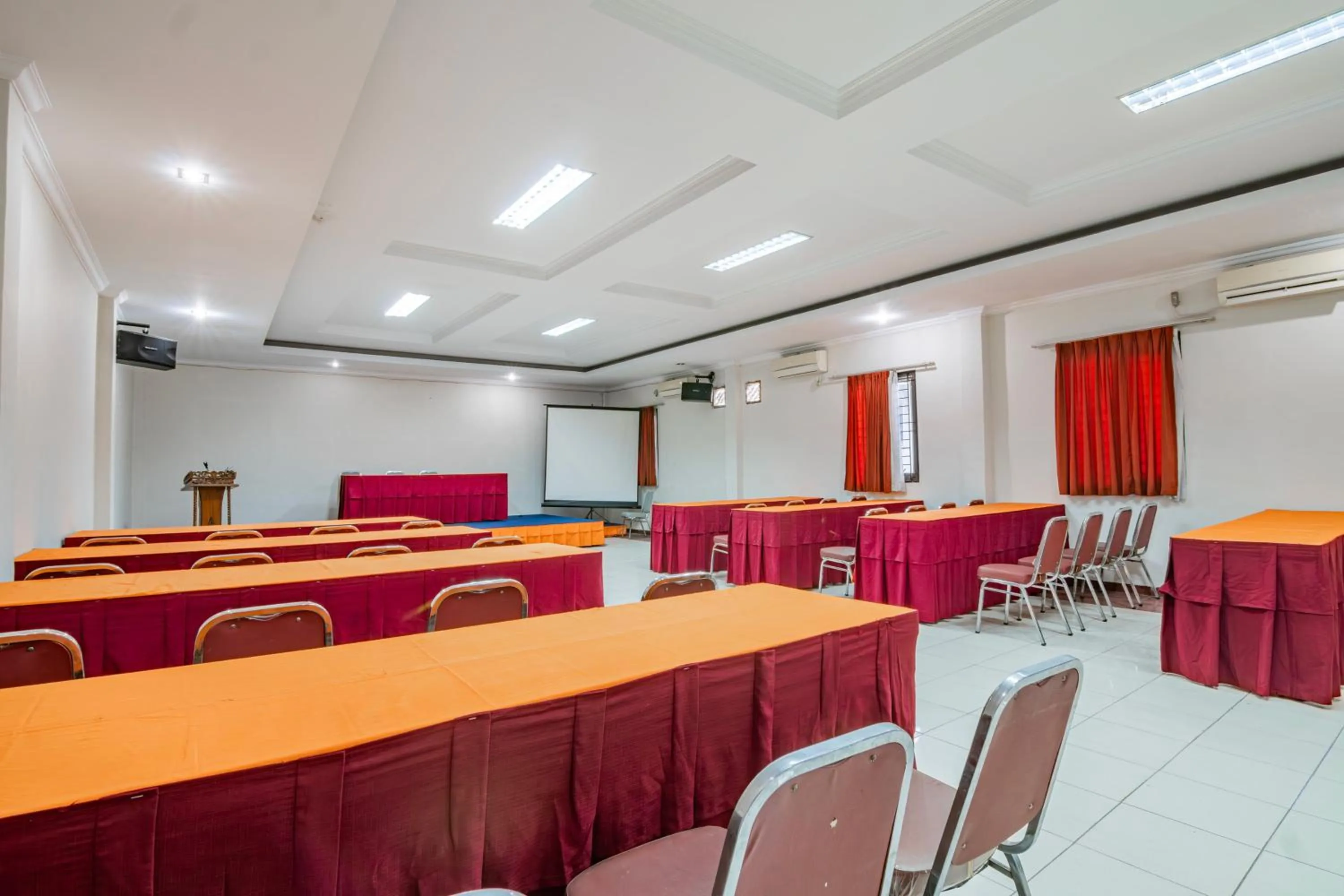 Business facilities in Collection O Pusat Kota Pekanbaru Near Mall Ska Formerly Hotel Olgaria