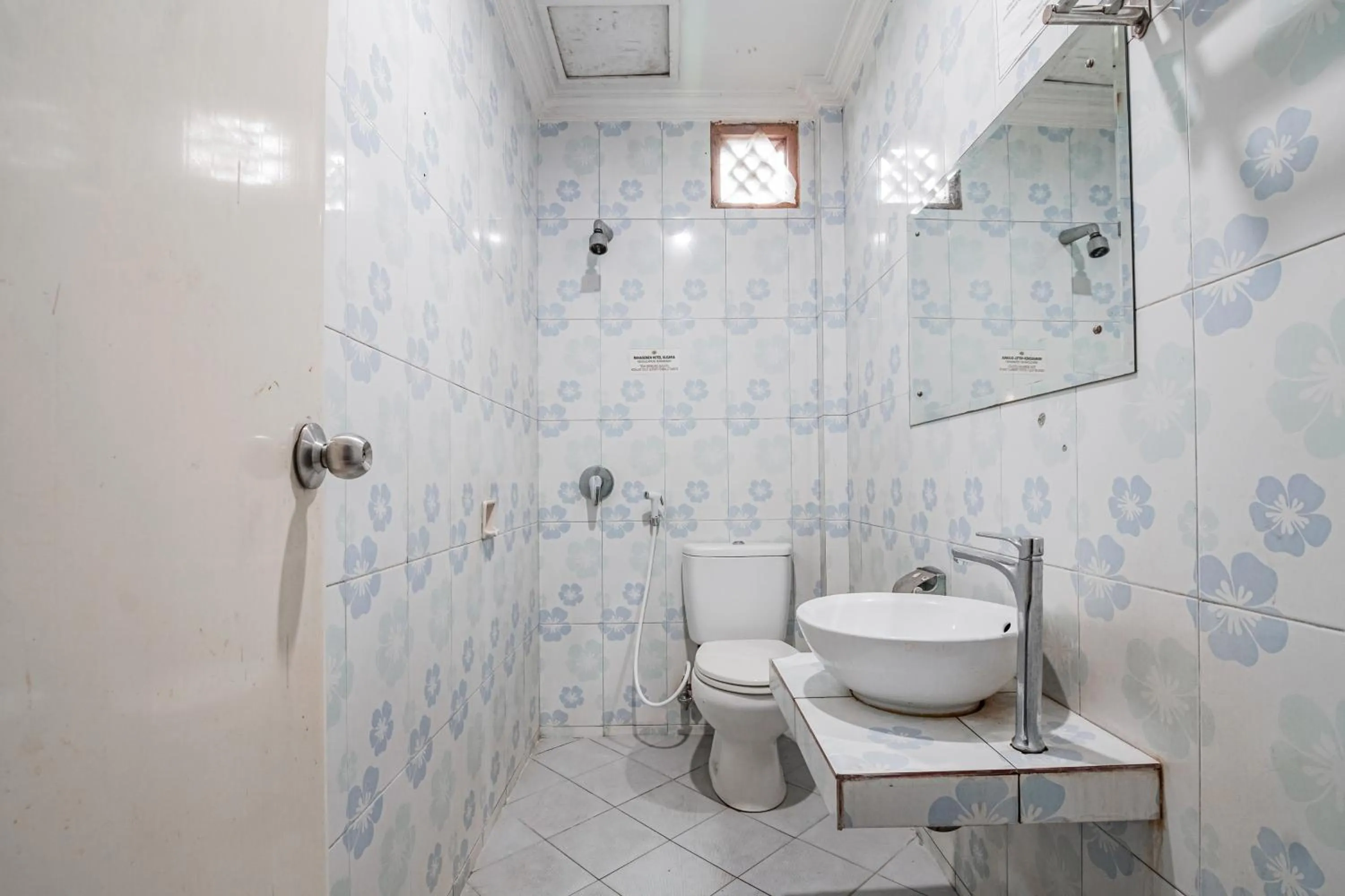 Bathroom in Collection O Pusat Kota Pekanbaru Near Mall Ska Formerly Hotel Olgaria