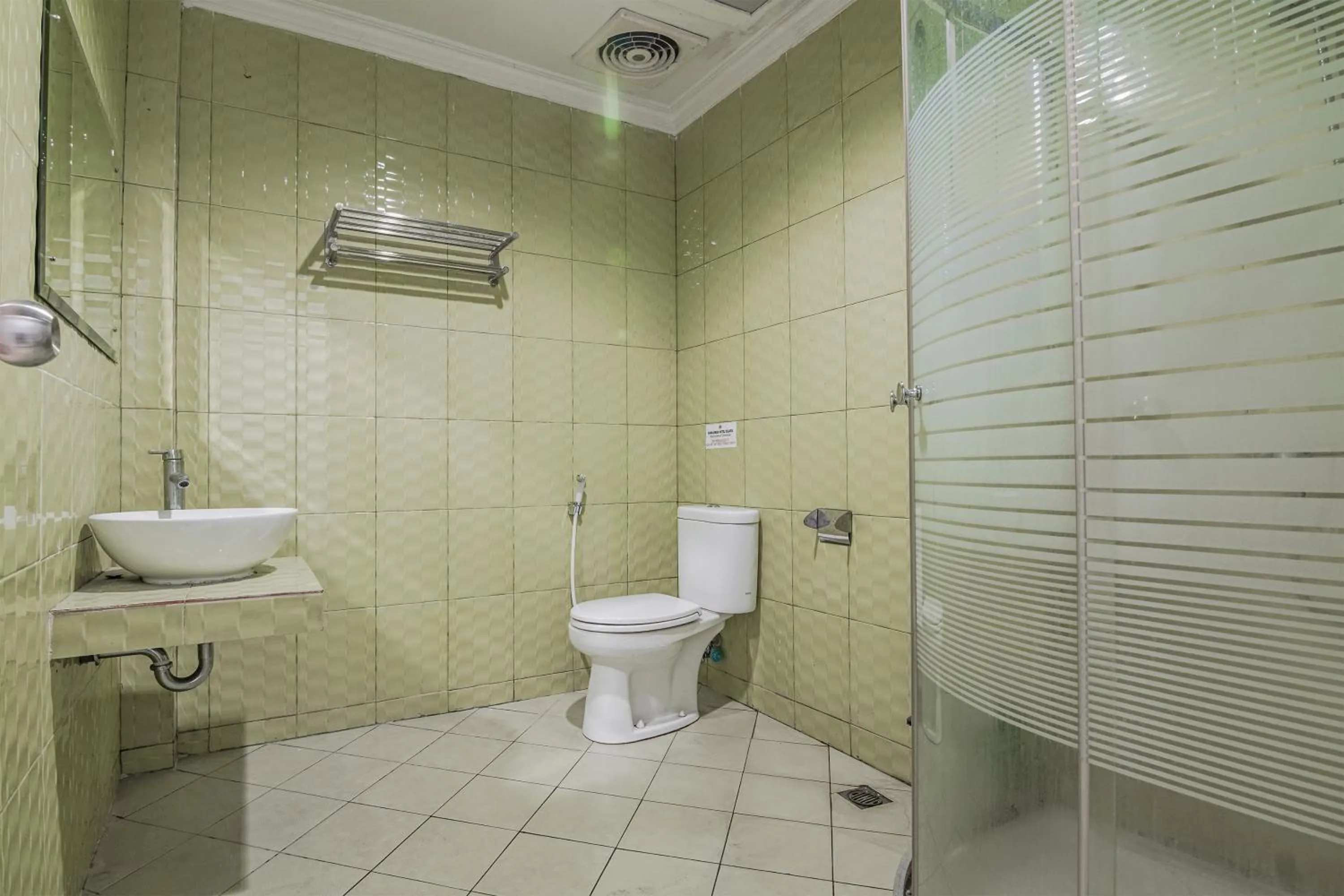 Bathroom in Collection O Pusat Kota Pekanbaru Near Mall Ska Formerly Hotel Olgaria