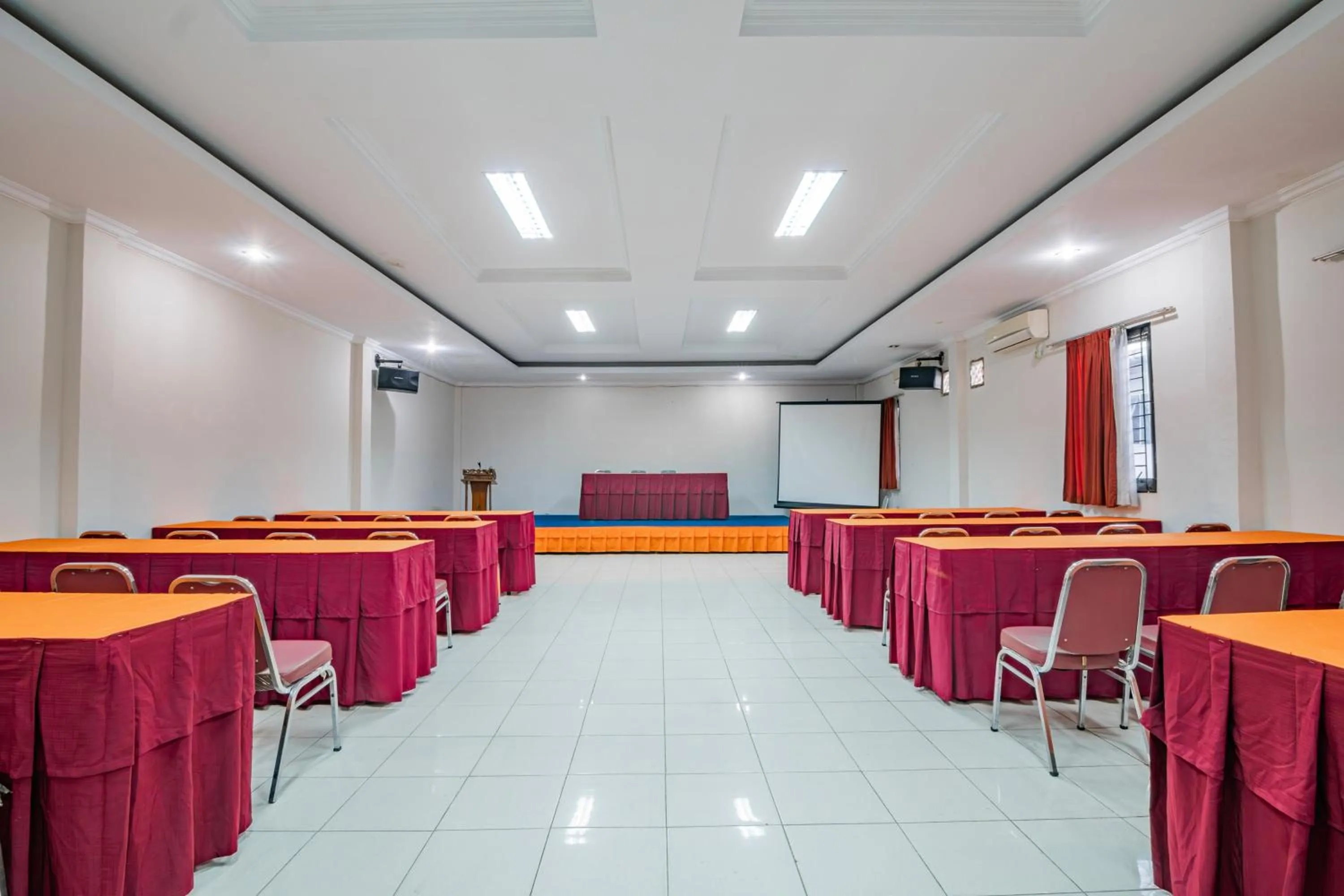 Business facilities in Collection O Pusat Kota Pekanbaru Near Mall Ska Formerly Hotel Olgaria