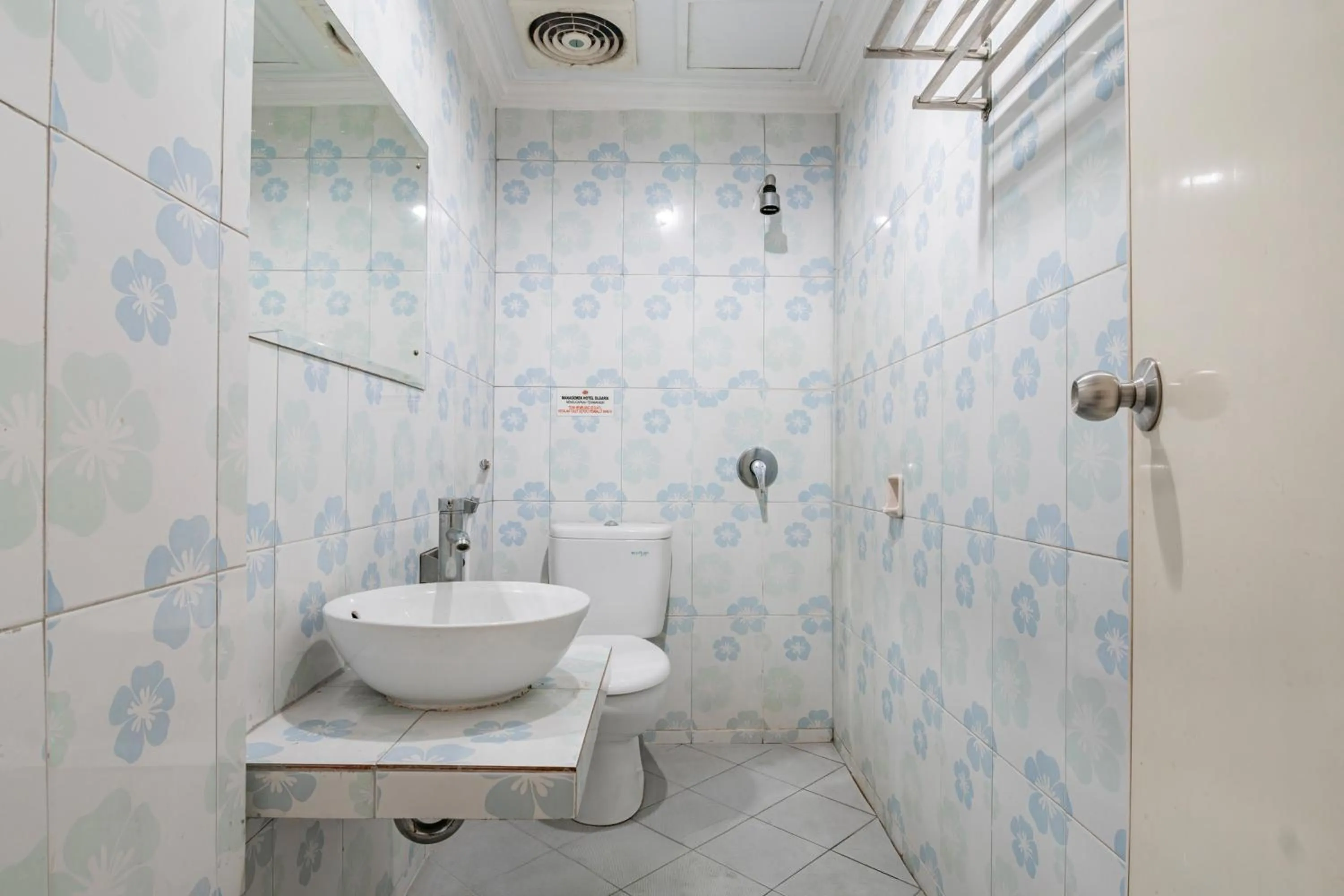 Bathroom in Collection O Pusat Kota Pekanbaru Near Mall Ska Formerly Hotel Olgaria