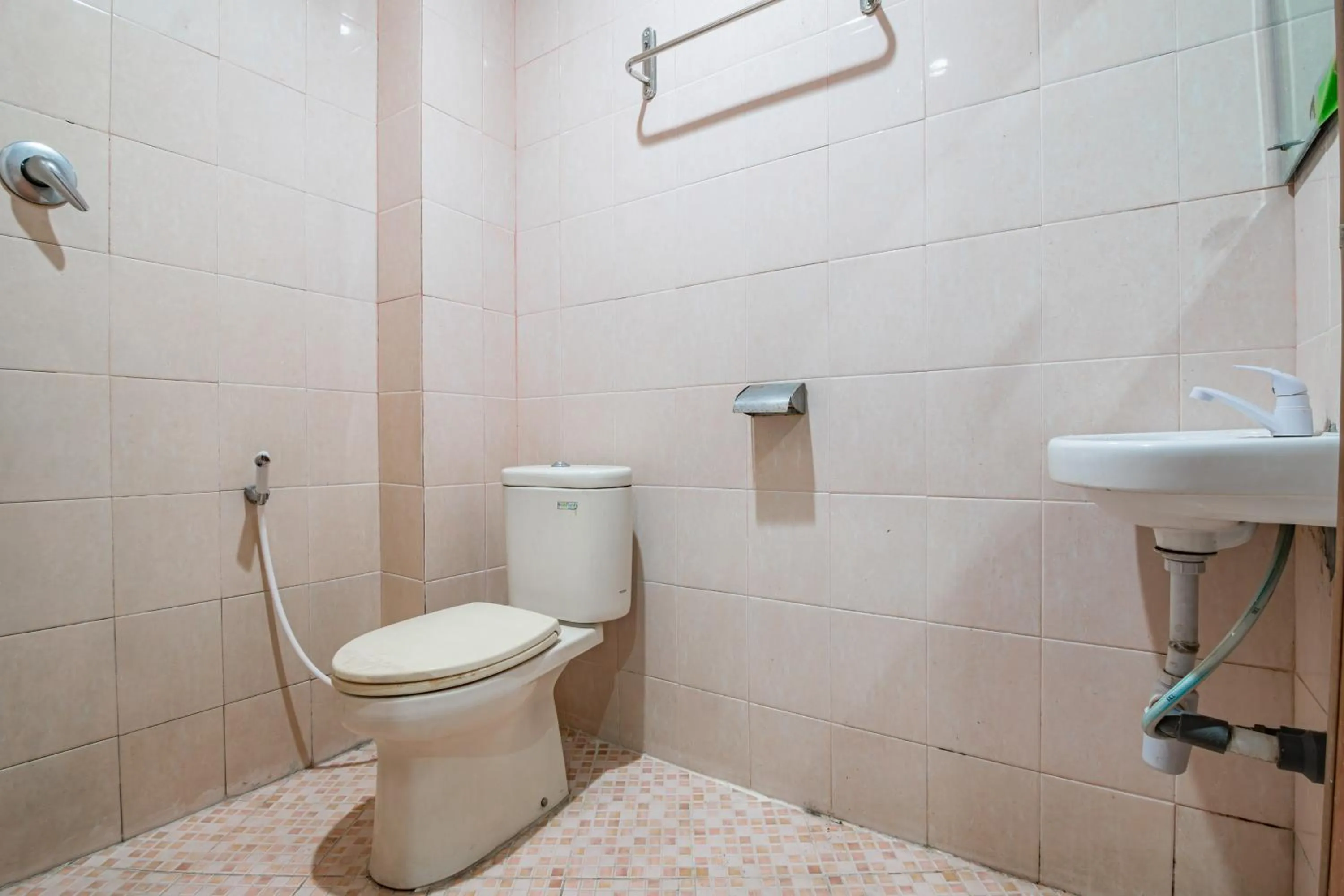 Bathroom in Collection O Pusat Kota Pekanbaru Near Mall Ska Formerly Hotel Olgaria