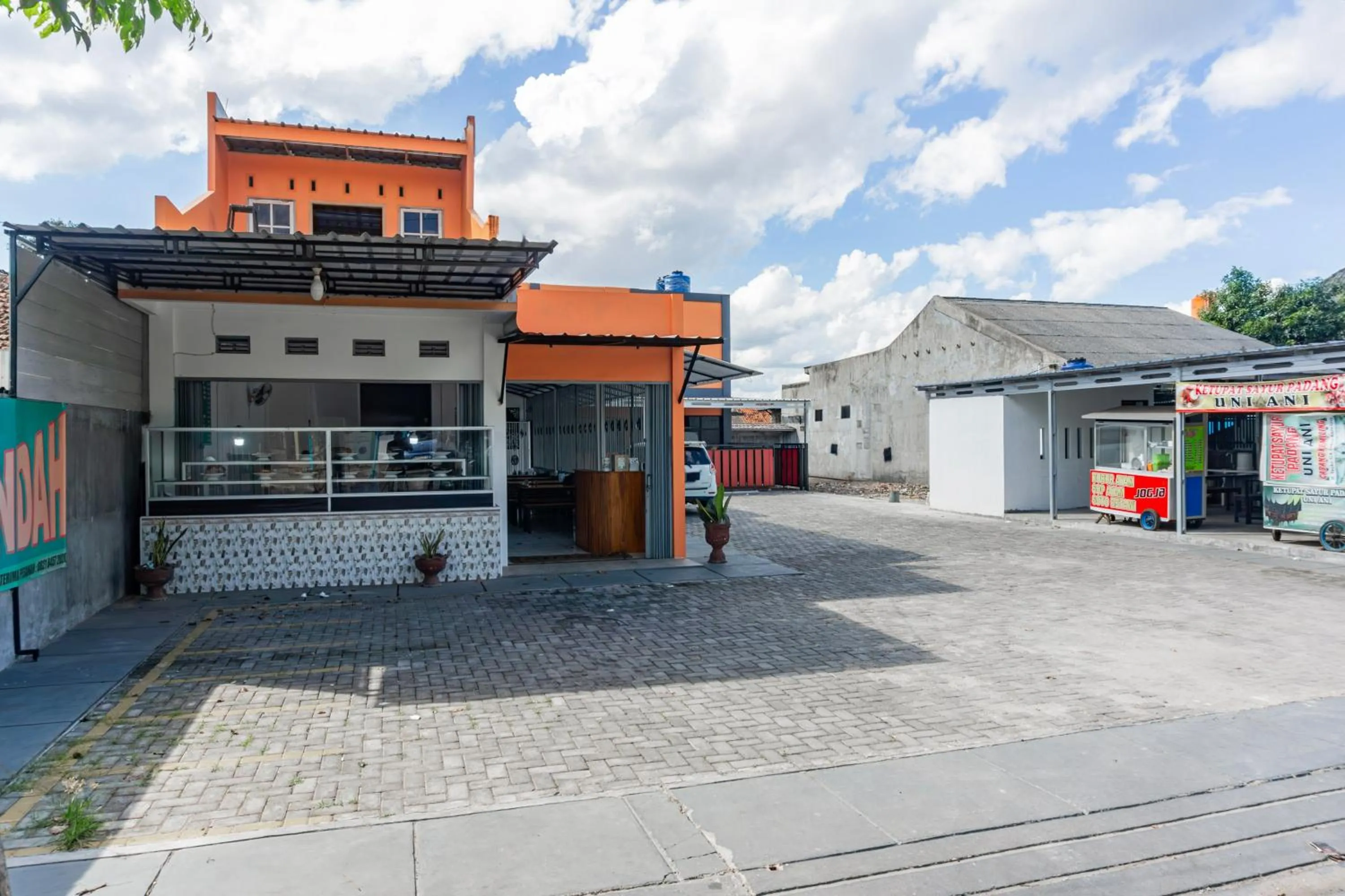Facade/entrance in Hotel O Homestay Jaya Putri 1 Syariah