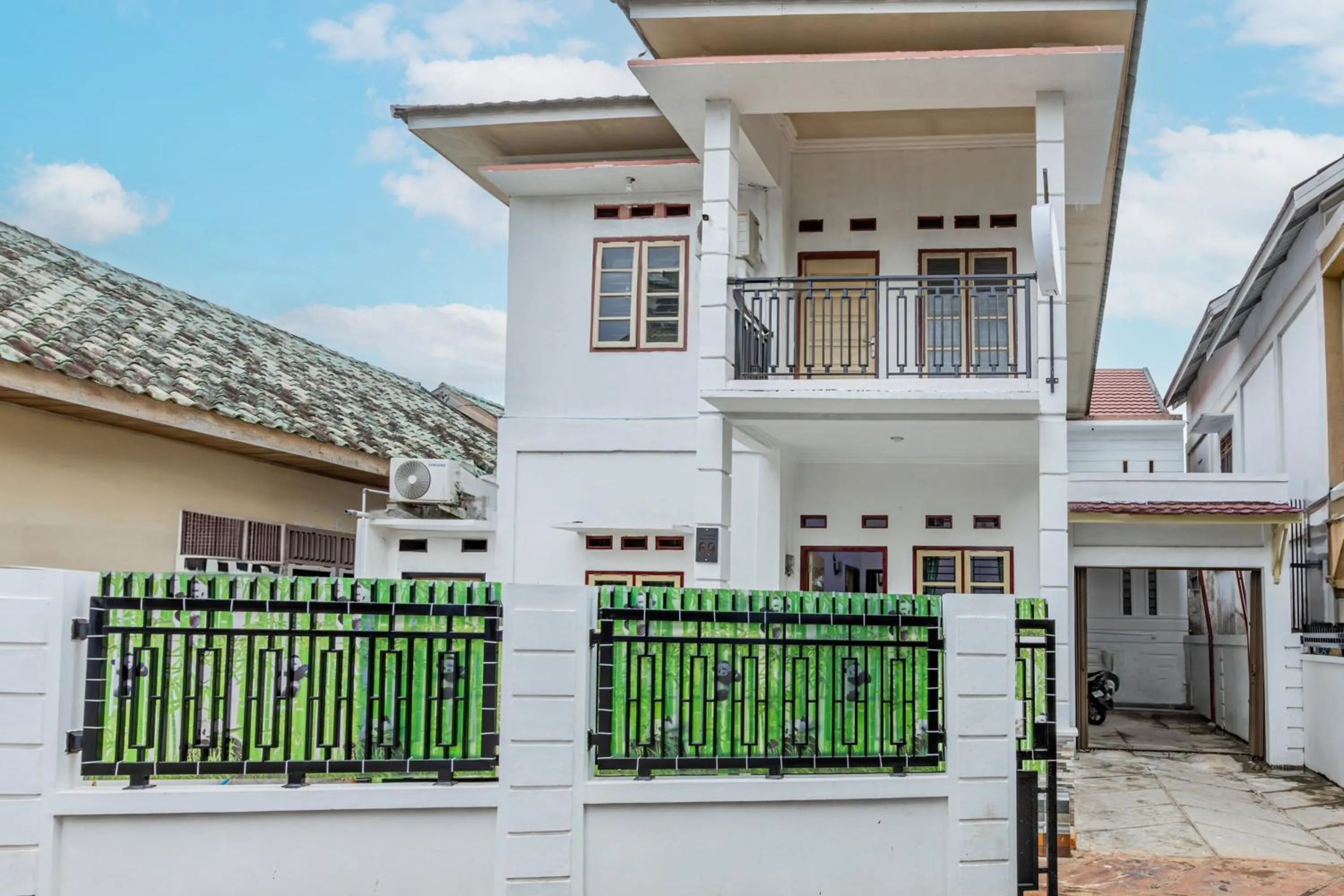 Facade/entrance in Hotel O Rafie Exclusive 2 Syariah