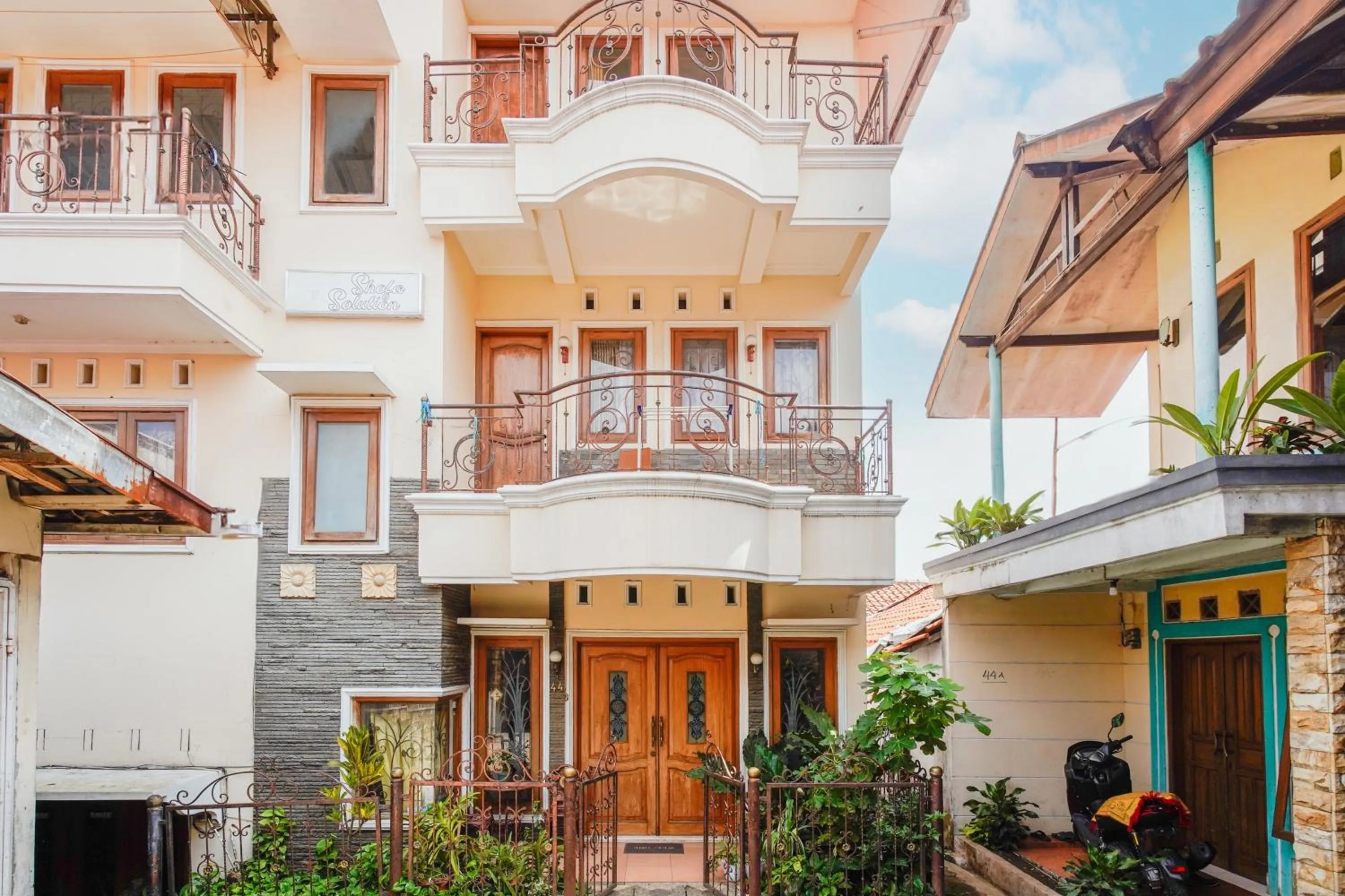 Facade/entrance in OYO 94118 Homestayque Syariah