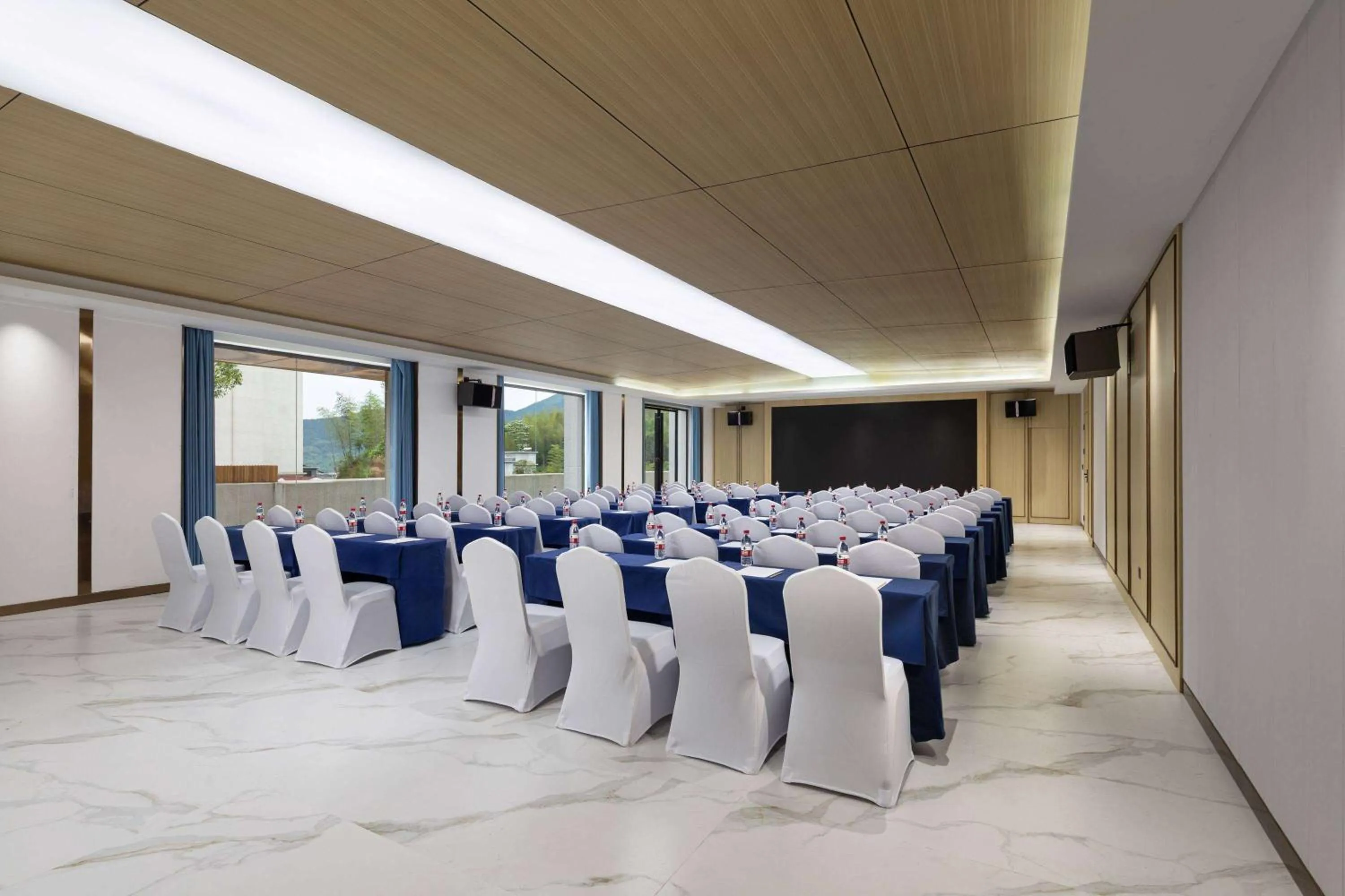 Meeting/conference room in Days Inn by Wyndham Pingxiang Wugong Mountain