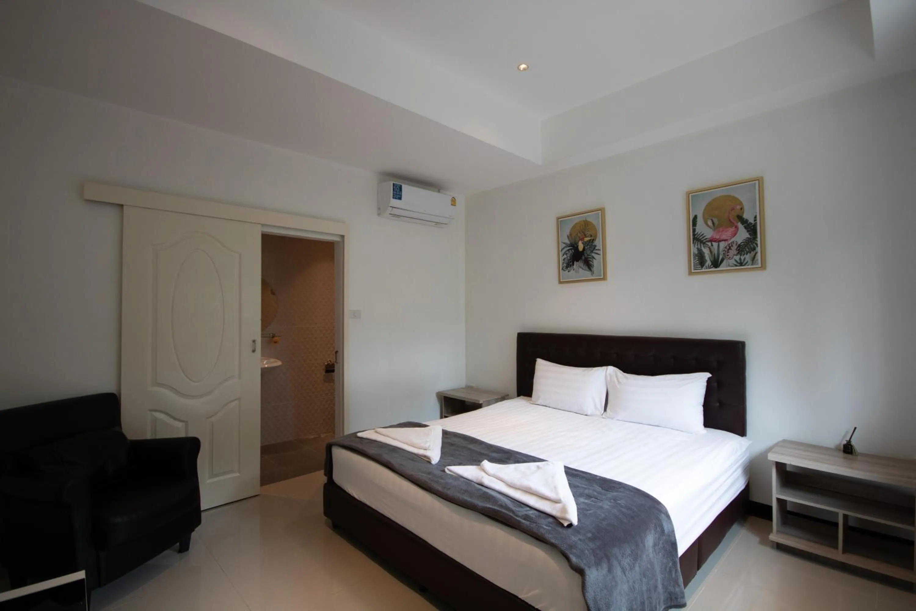 Photo of the whole room, Bed in Arttra Villa