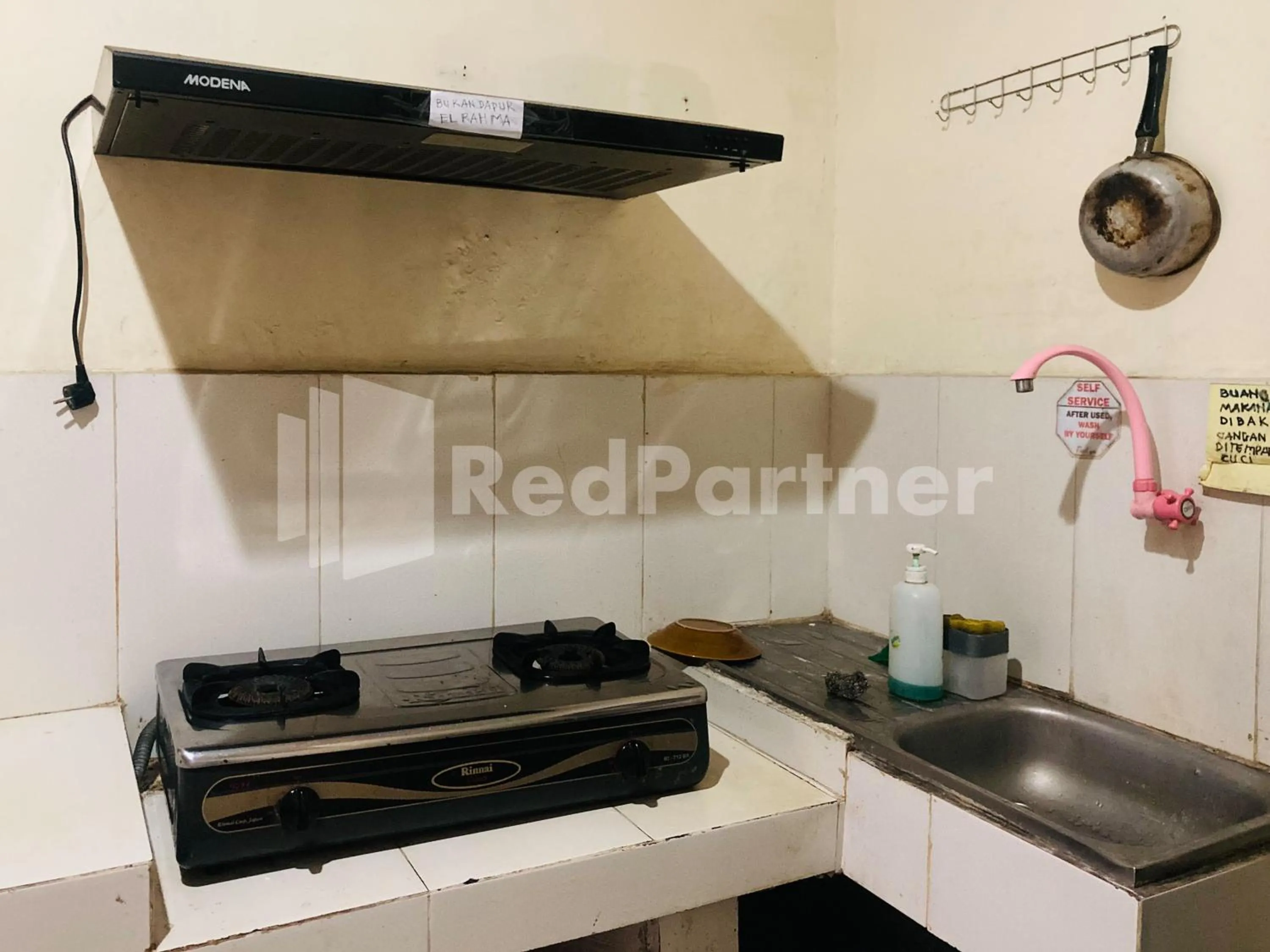 Kitchen or kitchenette in Sahil inn Syariah Prawirotaman RedPartner