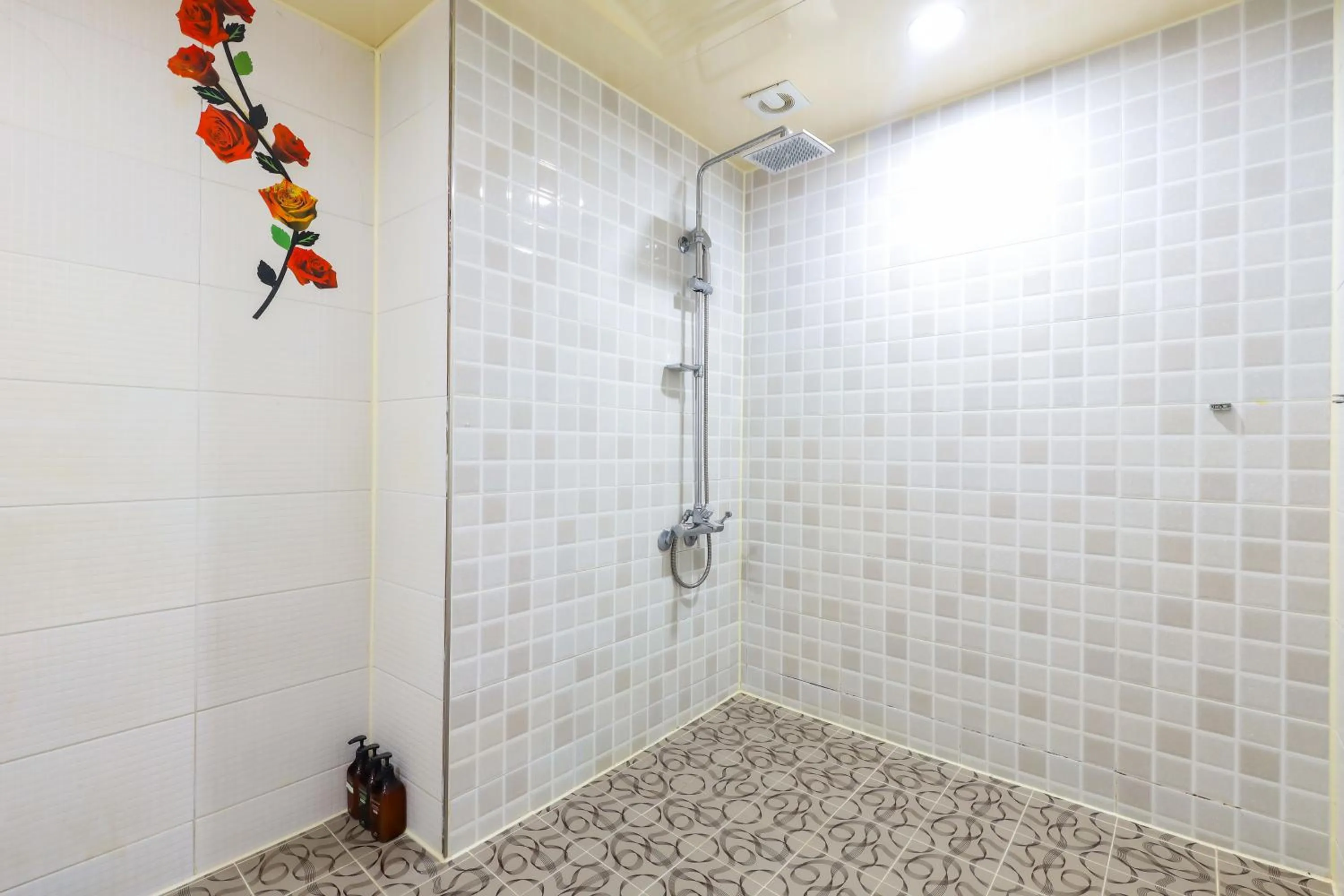 Shower in FromH J Hotel Osan