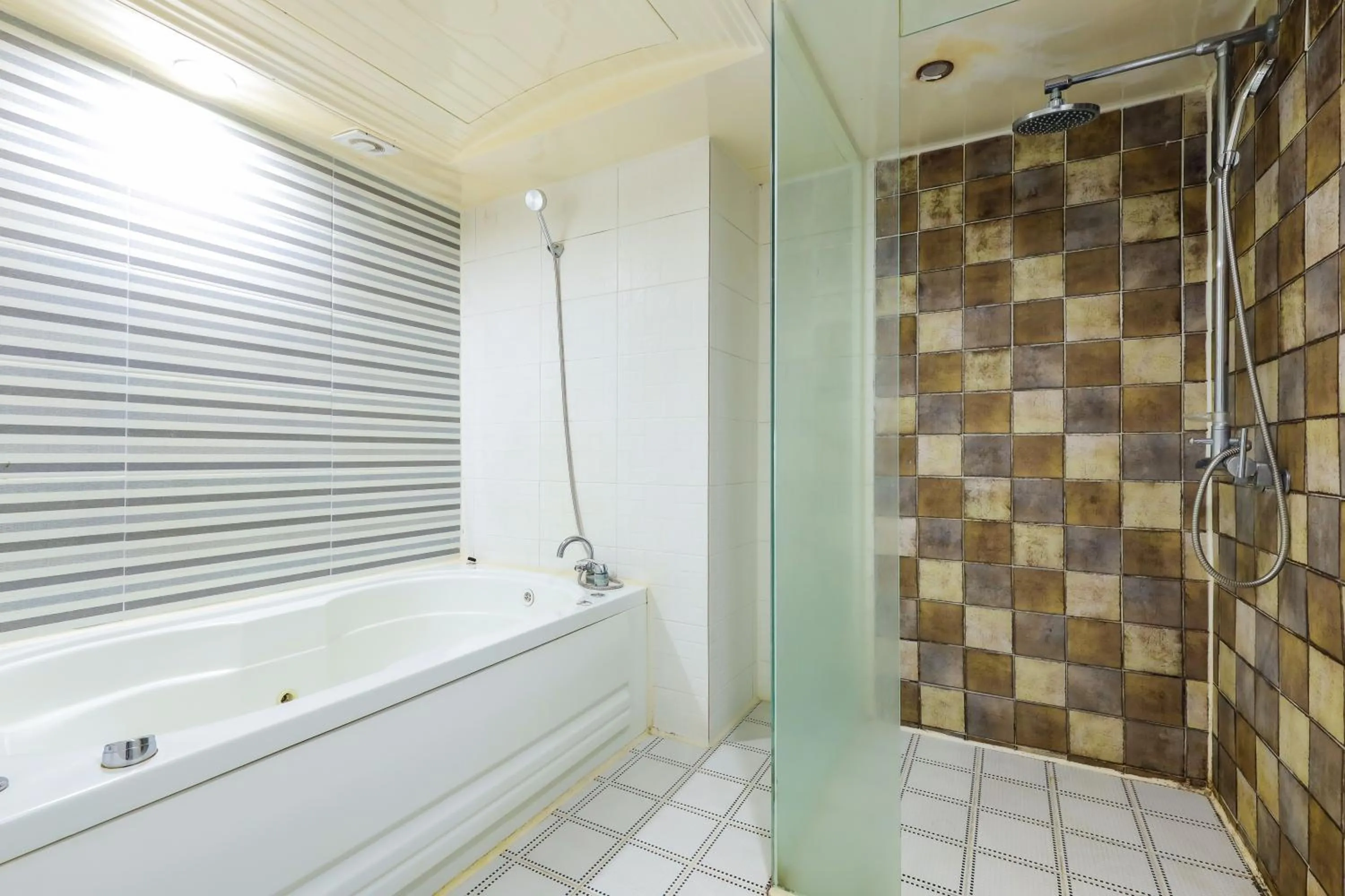 Shower in FromH J Hotel Osan
