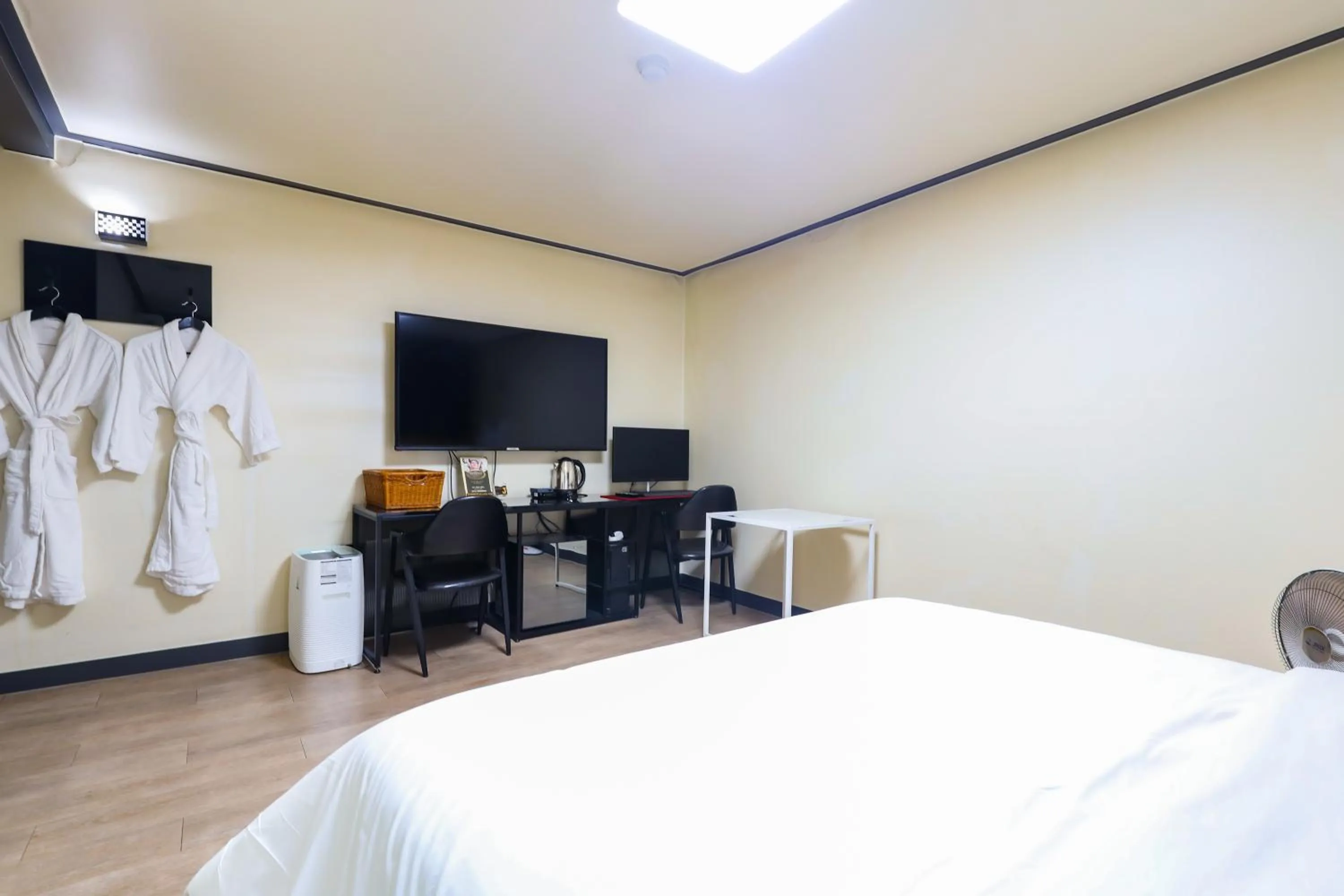 TV and multimedia, Bed in FromH J Hotel Osan