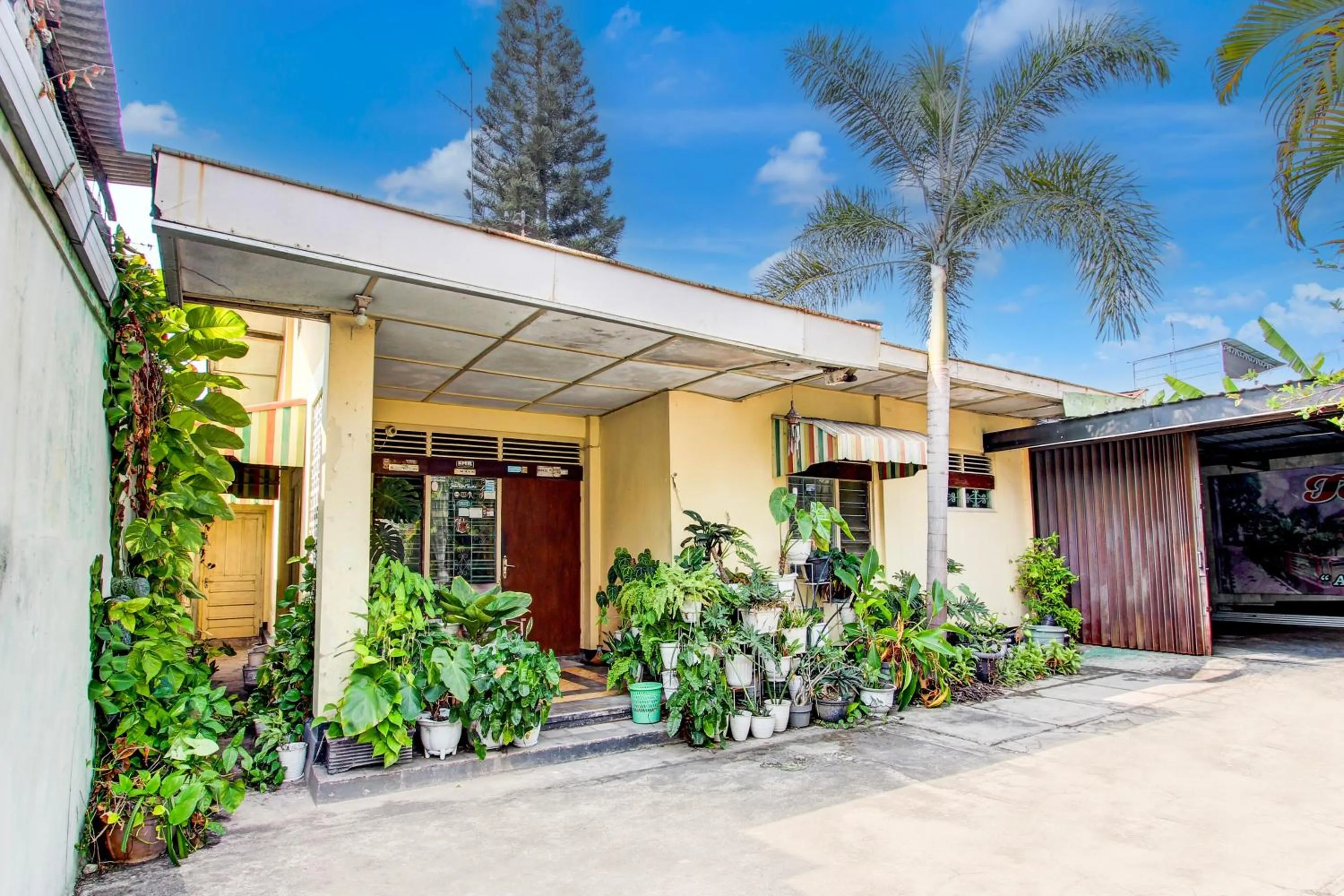 Facade/entrance in Hotel O Homestay Arva
