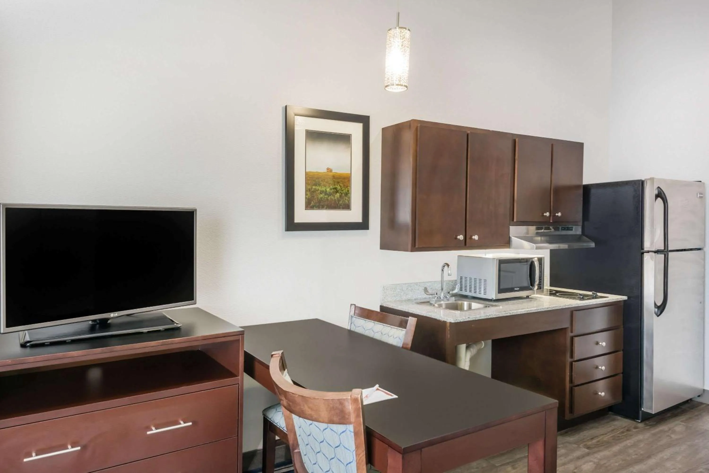 Kitchen or kitchenette in Hawthorn Extended Stay by Wyndham Midland