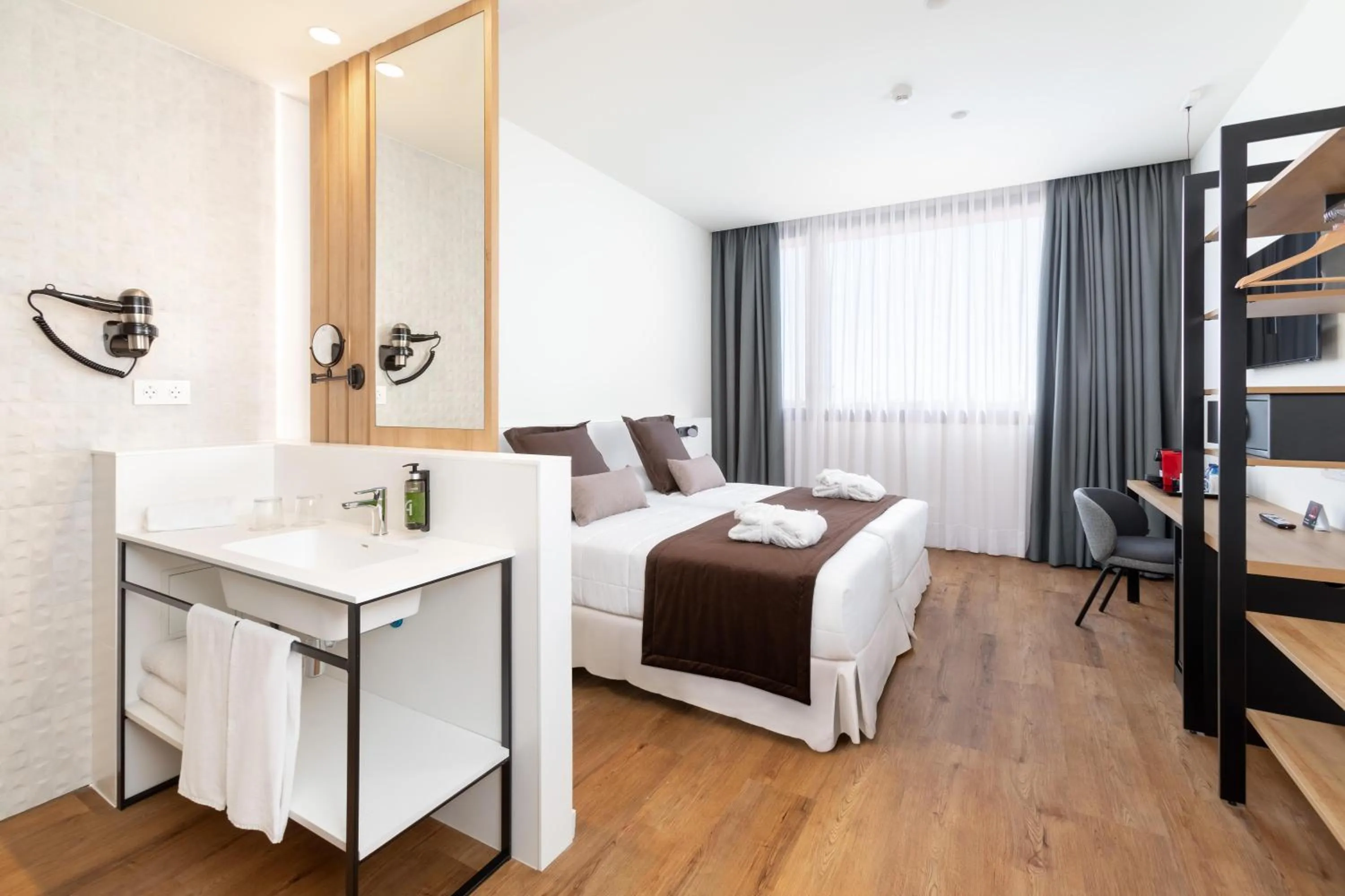 Photo of the whole room, Bed in Alexandre FrontAir Congress