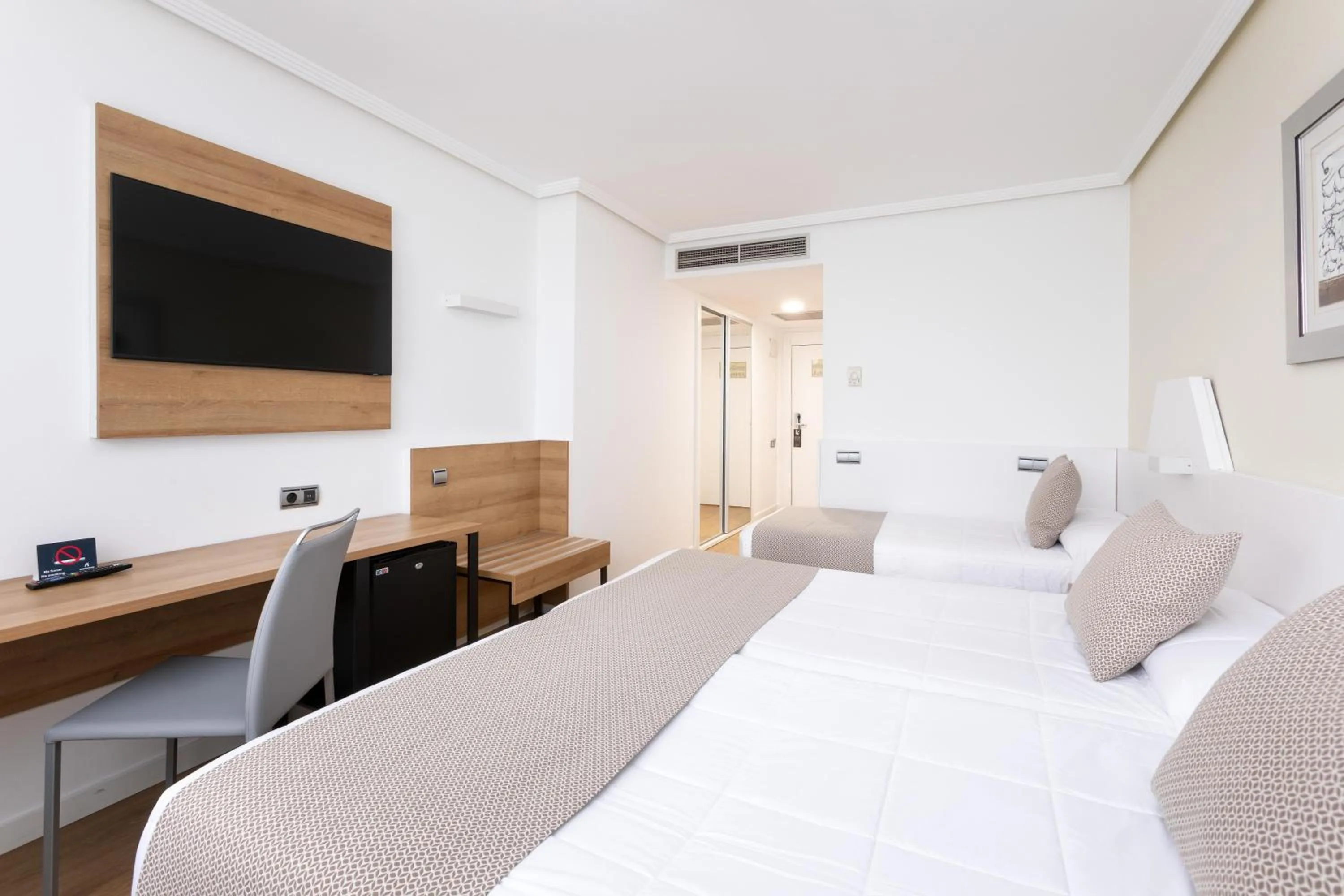 Photo of the whole room, Bed in Alexandre FrontAir Congress