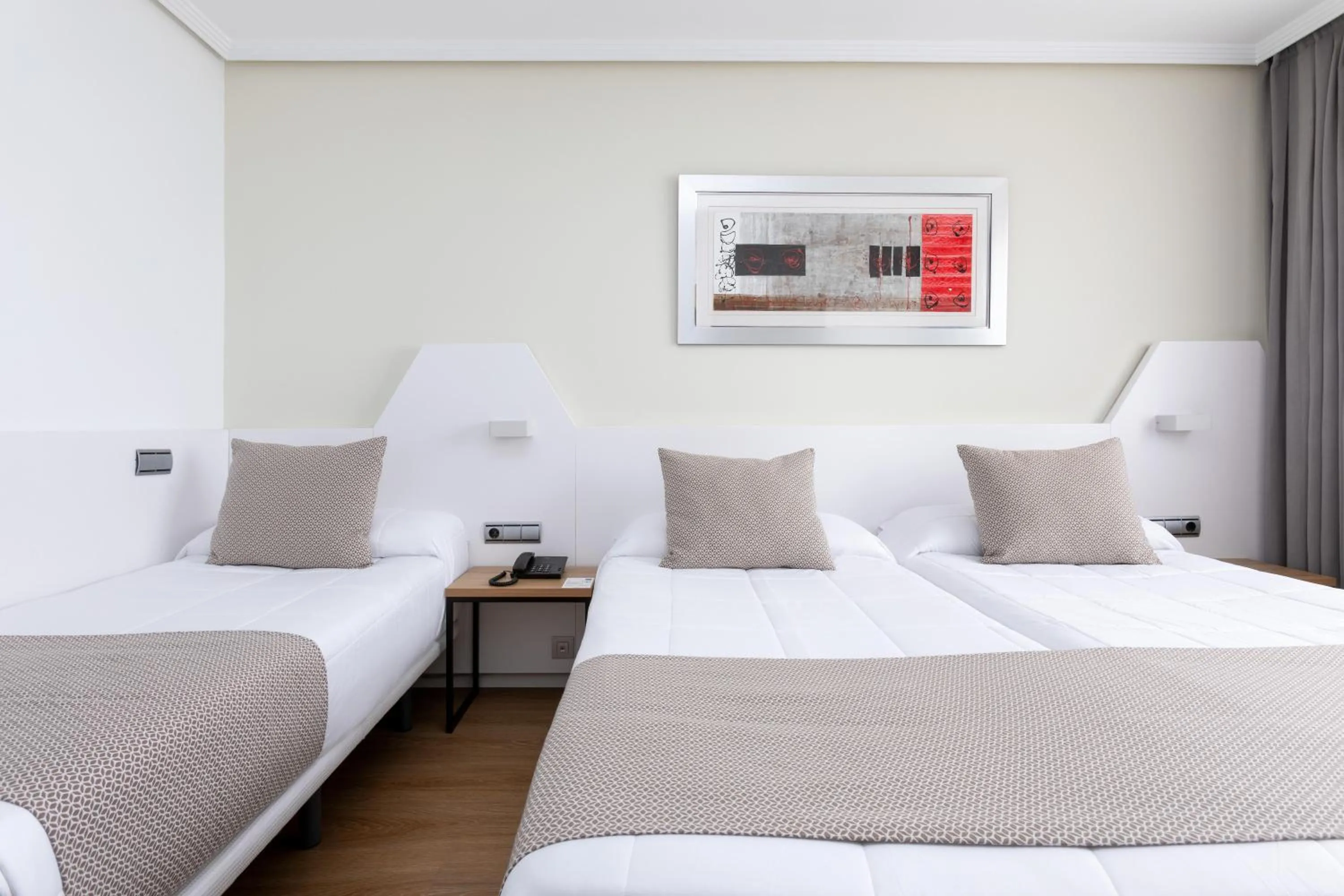 Photo of the whole room, Bed in Alexandre FrontAir Congress