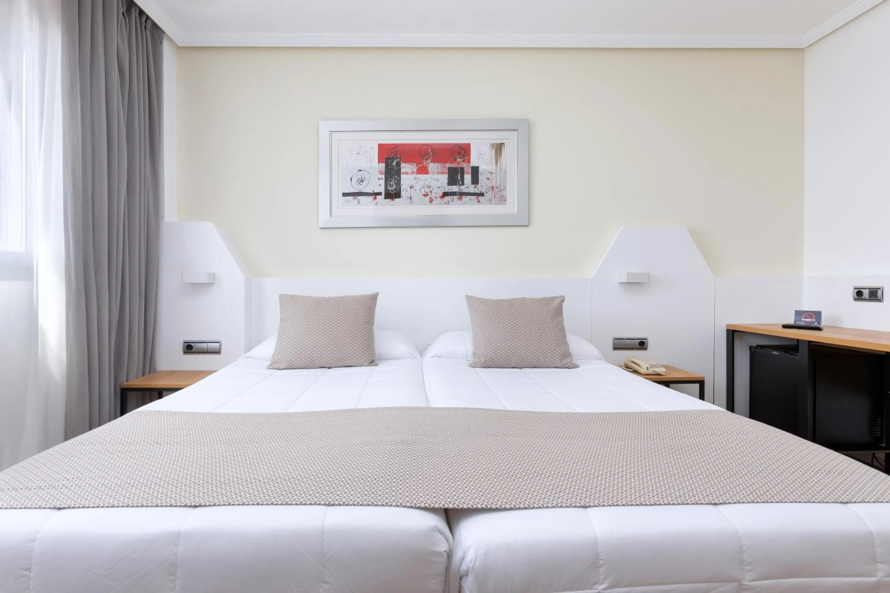 Photo of the whole room, Bed in Alexandre FrontAir Congress