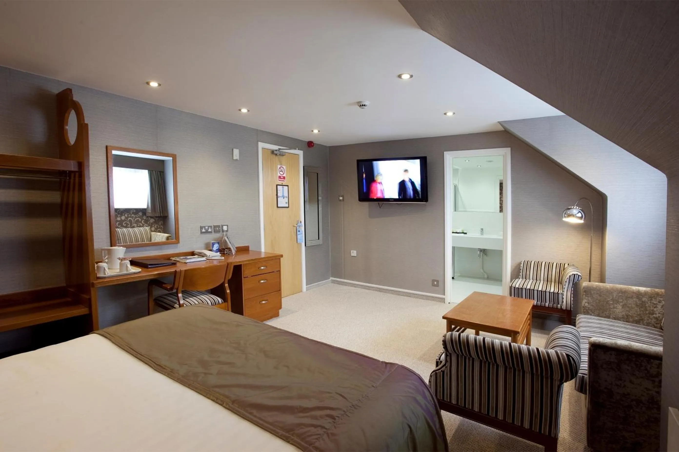 Bathroom, TV/Entertainment Center in Best Western Nottingham Derby