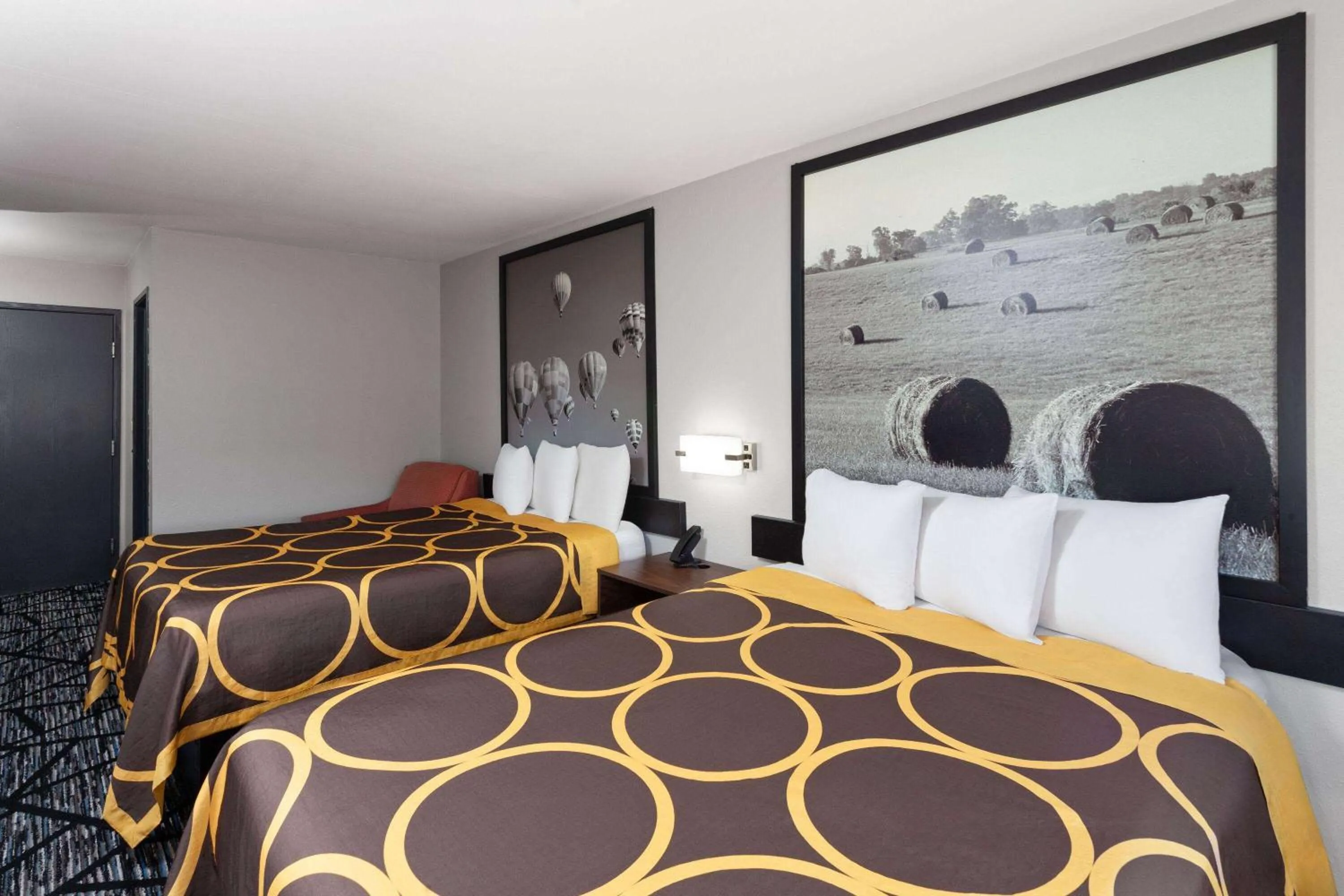 Photo of the whole room, Bed in Super 8 by Wyndham Olney