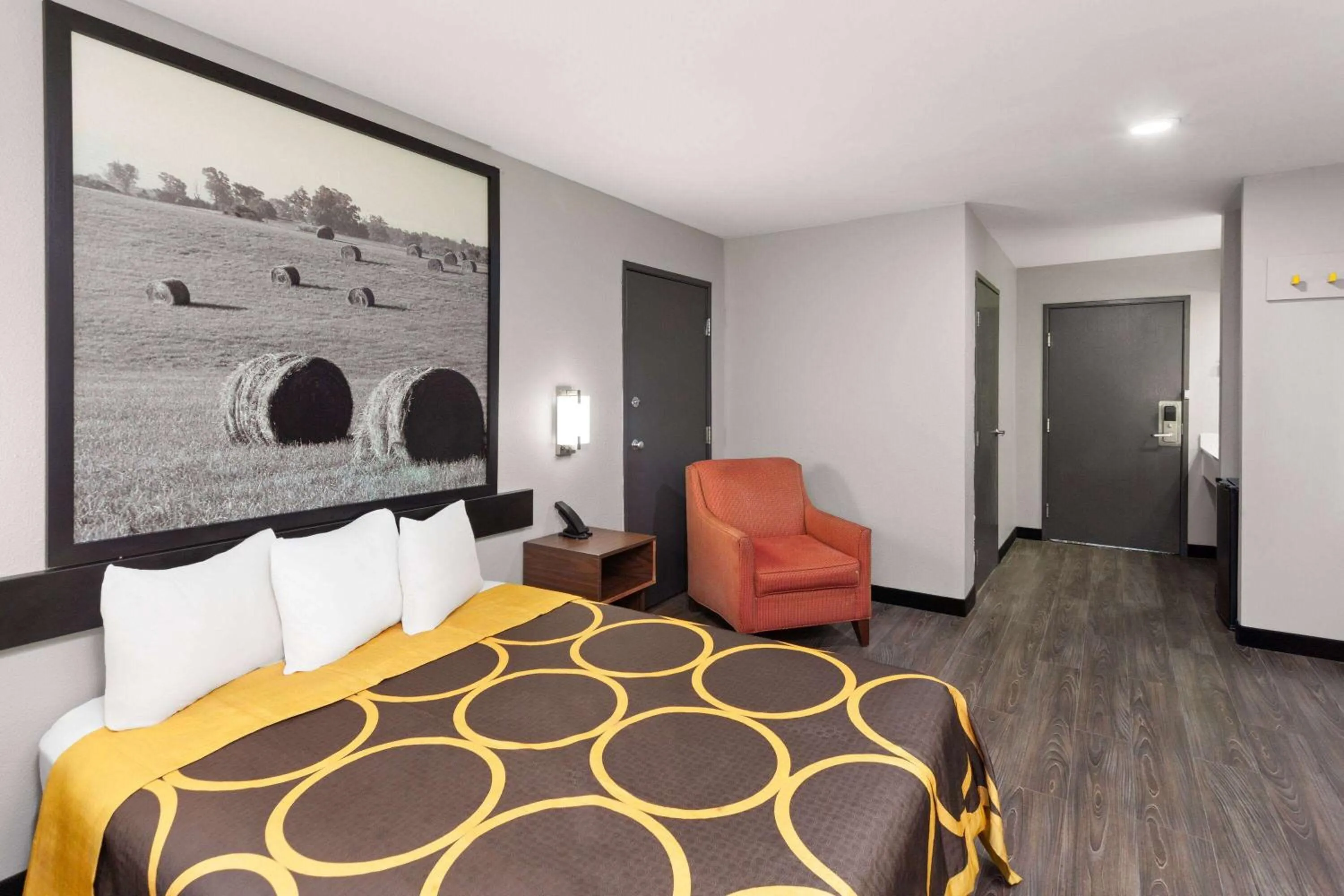 Photo of the whole room, Bed in Super 8 by Wyndham Olney